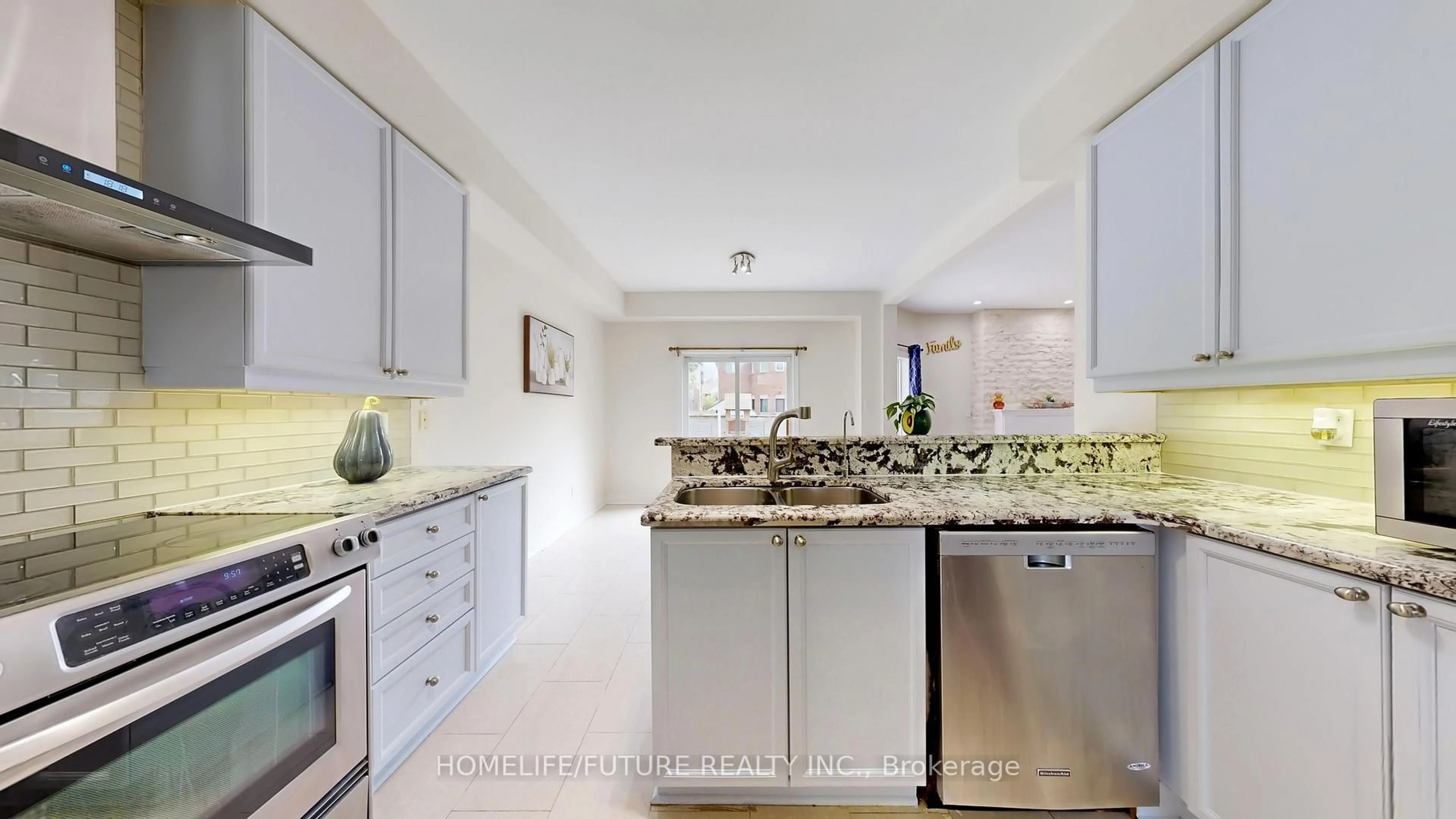 Open concept kitchen, ceramic/tile floor for 51 Estate Garden Dr, Richmond Hill Ontario L4E 3V5