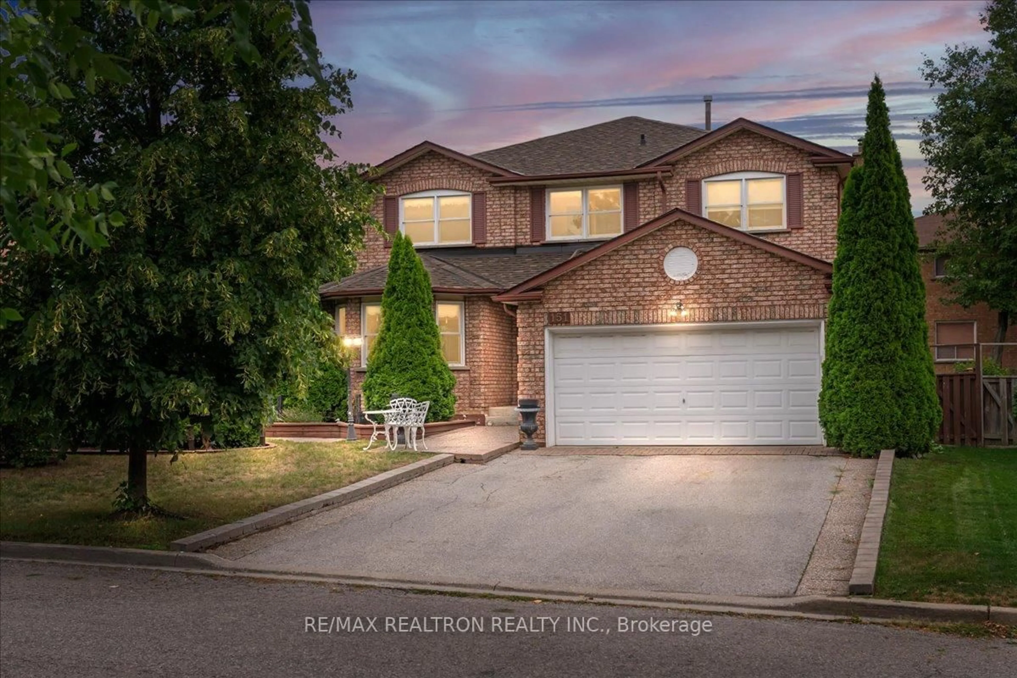 A pic from outside/outdoor area/front of a property/back of a property/a pic from drone, street for 151 Lyndhurst Dr, Markham Ontario L3T 6R6