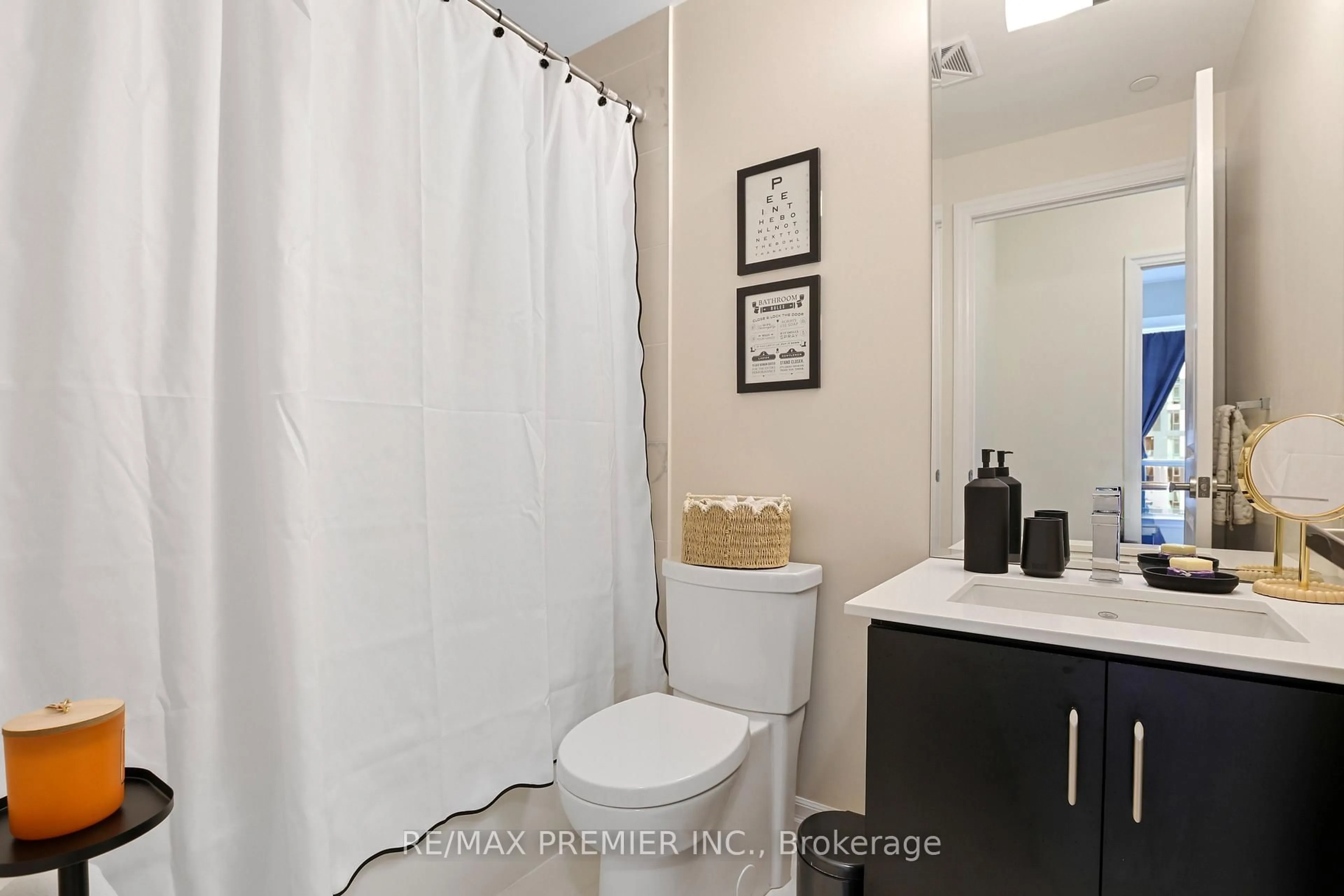 Standard bathroom, unknown for 9085 Jane St #1411, Vaughan Ontario L4K 0L8