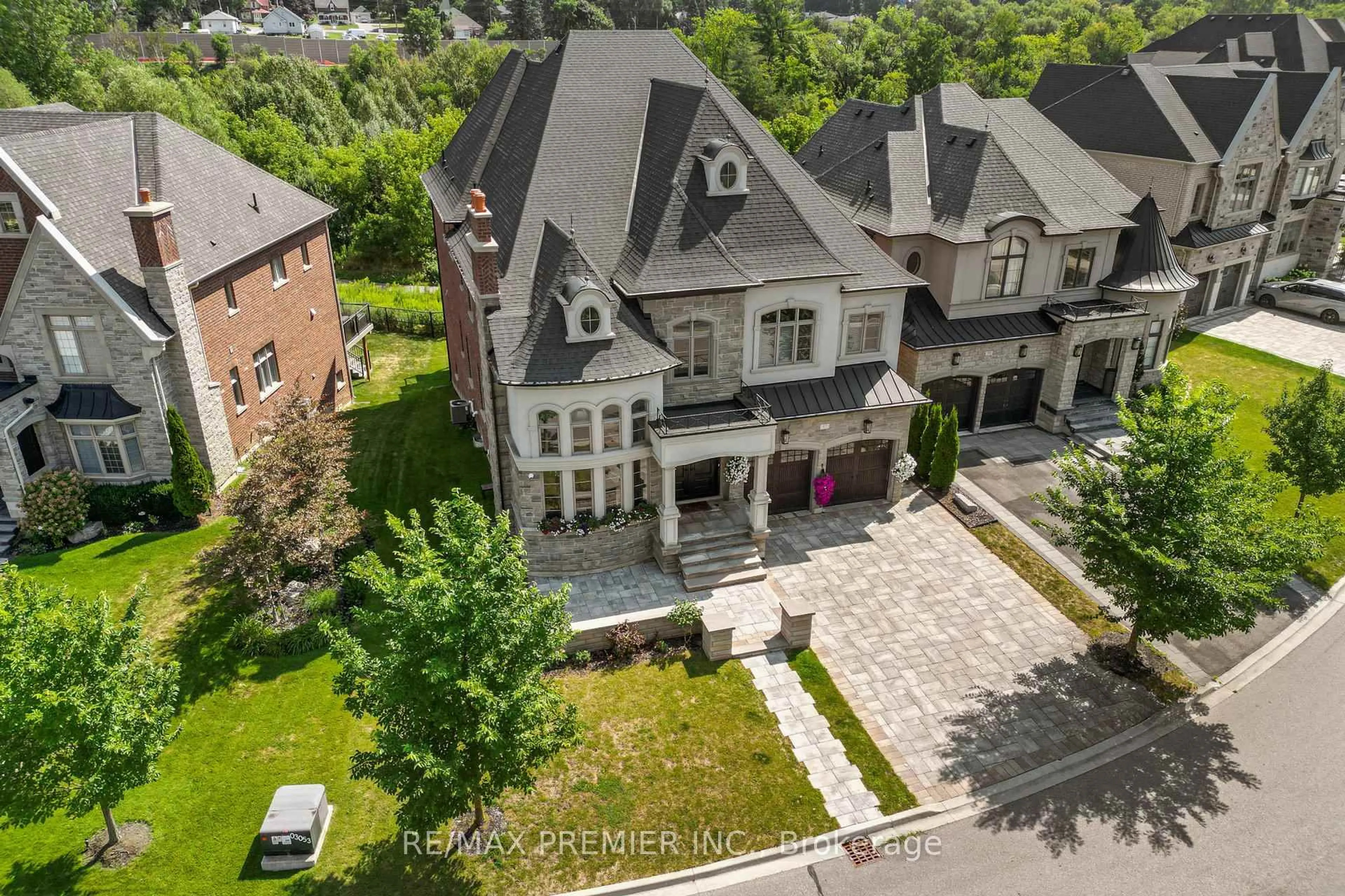 A pic from outside/outdoor area/front of a property/back of a property/a pic from drone, street for 57 Hogan Crt, King Ontario L7B 0M1