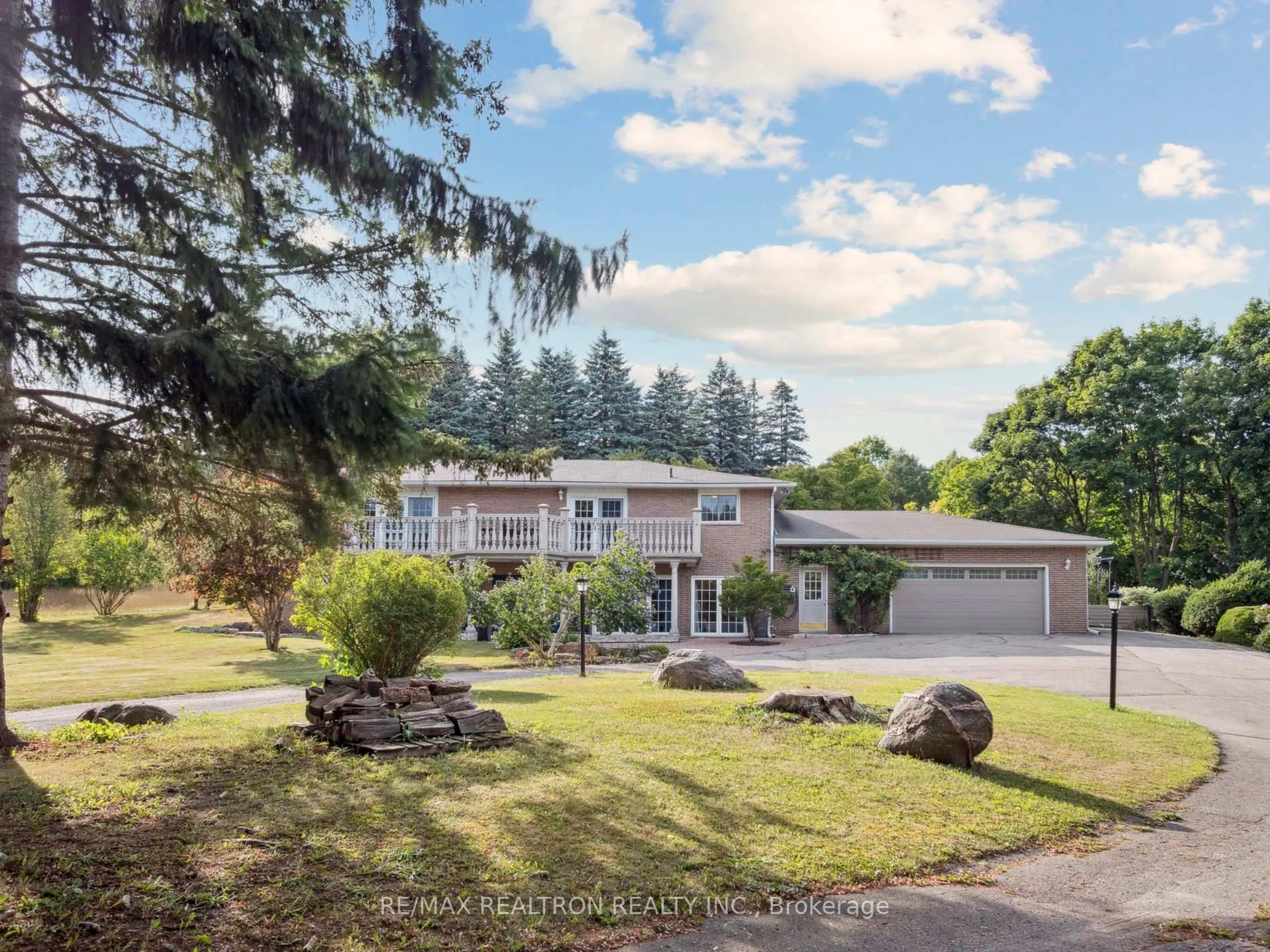 A pic from outside/outdoor area/front of a property/back of a property/a pic from drone, street for 668 Mount Albert Rd, East Gwillimbury Ontario L9N 1P1