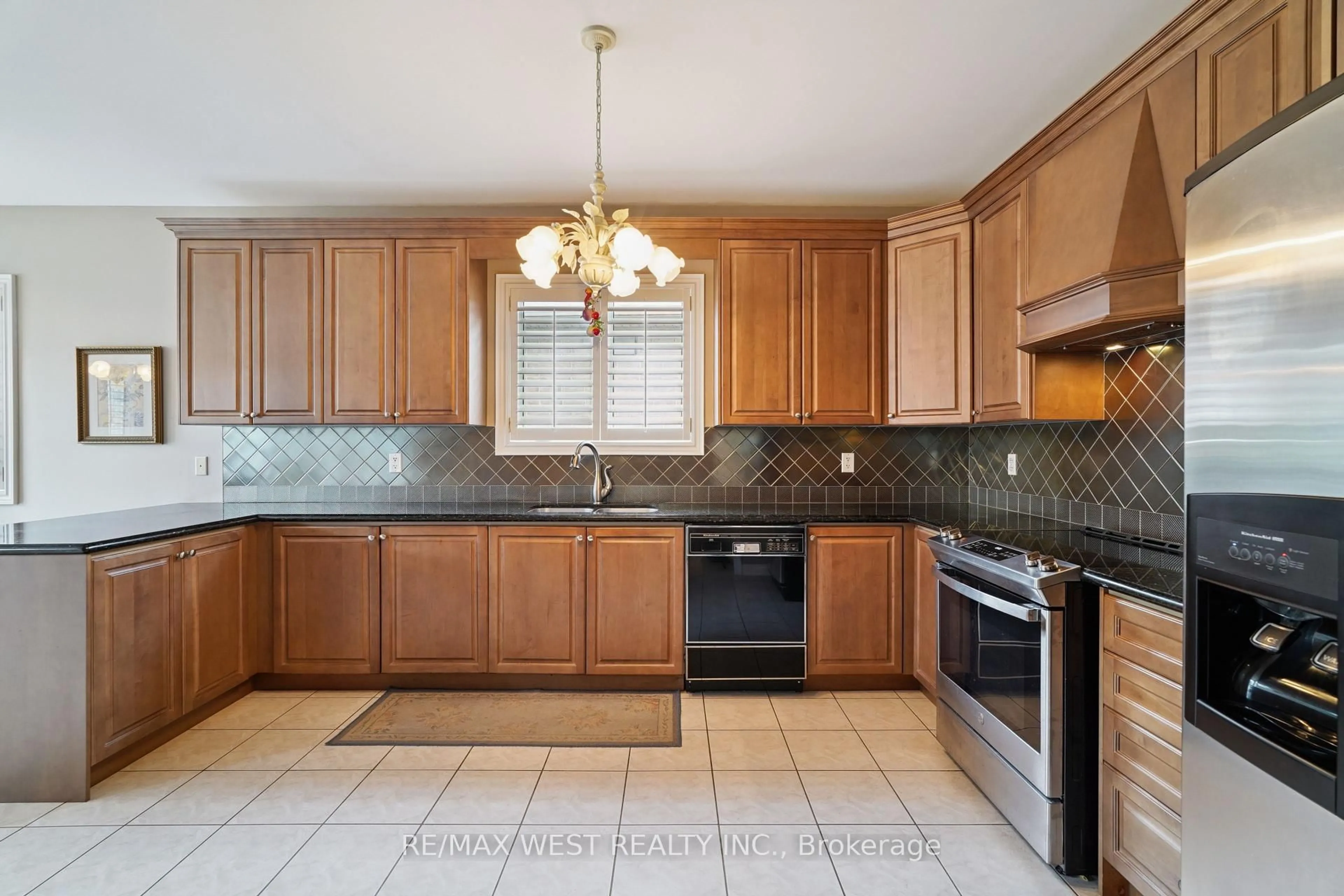 Standard kitchen, ceramic/tile floor for 133 Cupola Cres, Vaughan Ontario L4H 3G1