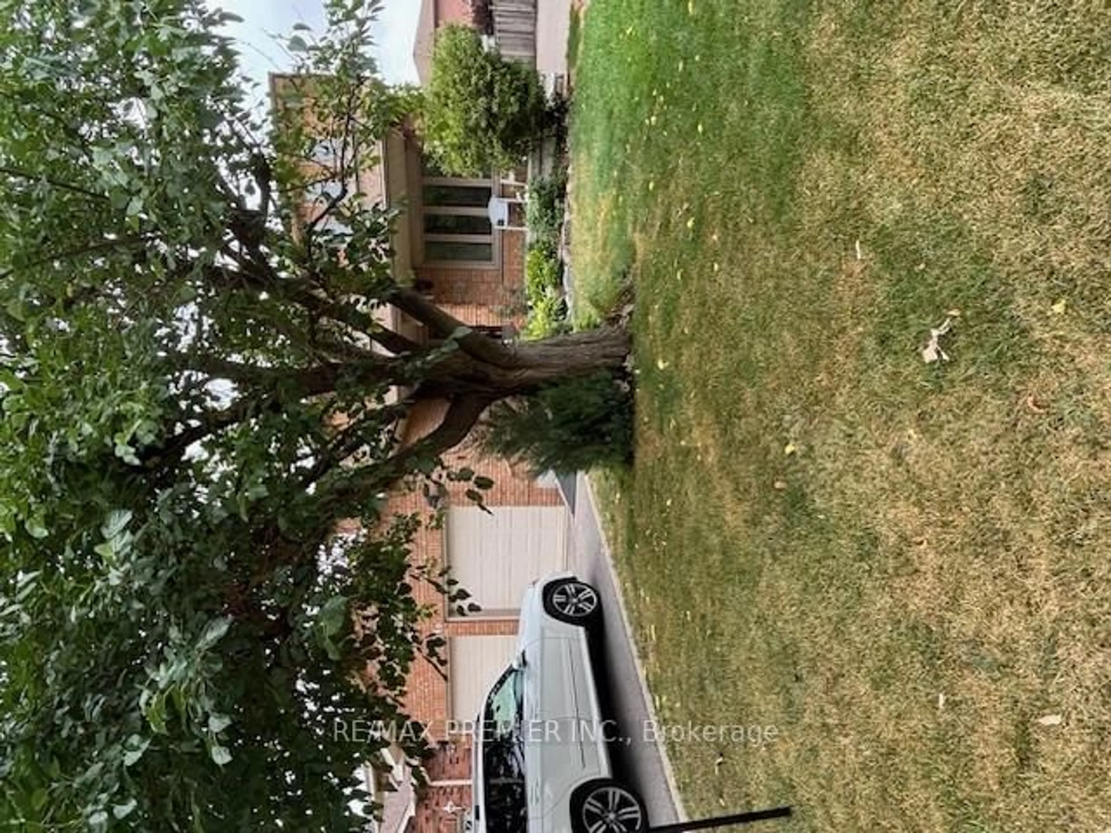 A pic from outside/outdoor area/front of a property/back of a property/a pic from drone, street for 160 Fiori Dr, Vaughan Ontario L4L 5S3