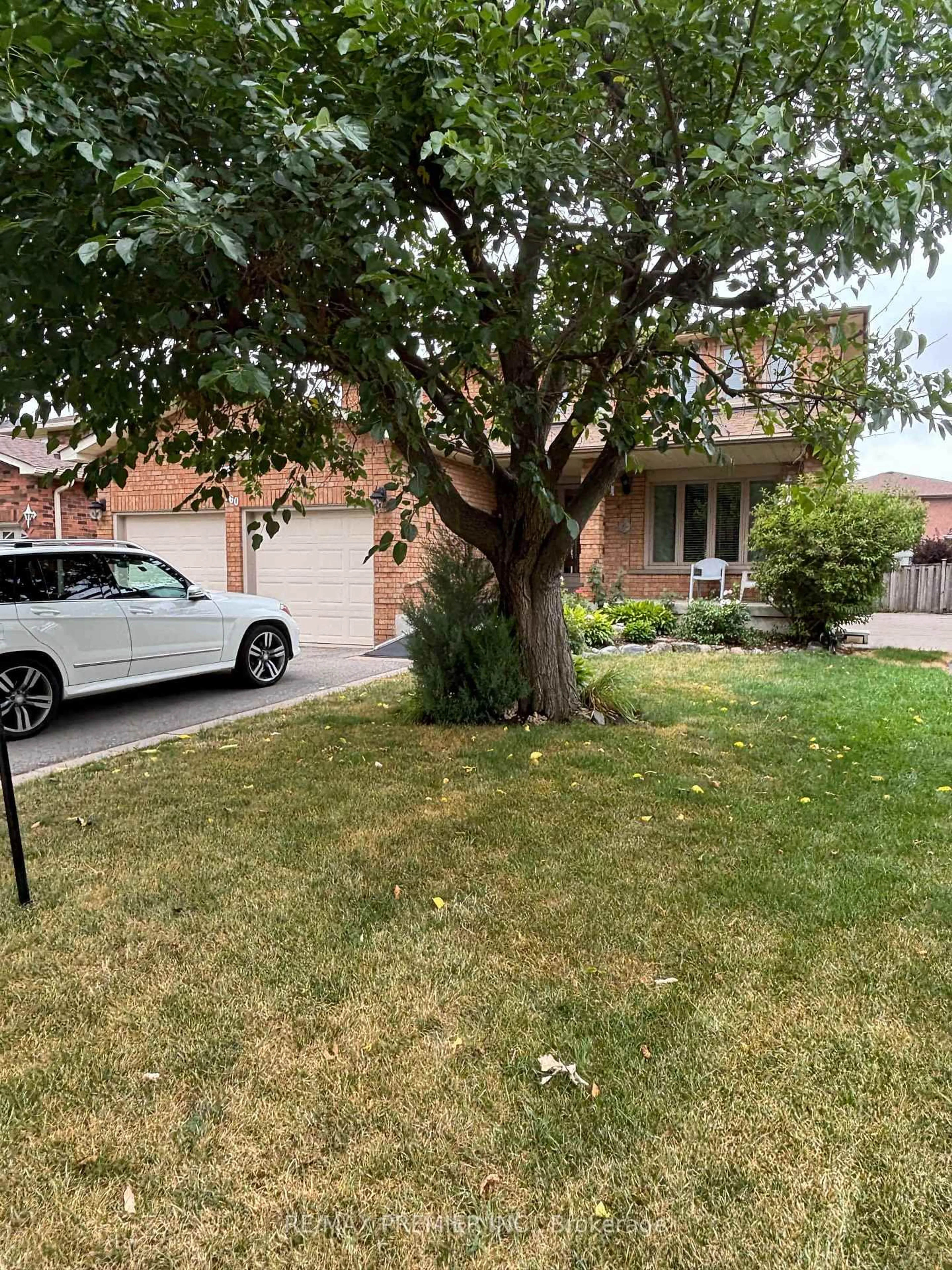 A pic from outside/outdoor area/front of a property/back of a property/a pic from drone, street for 160 Fiori Dr, Vaughan Ontario L4L 5S3