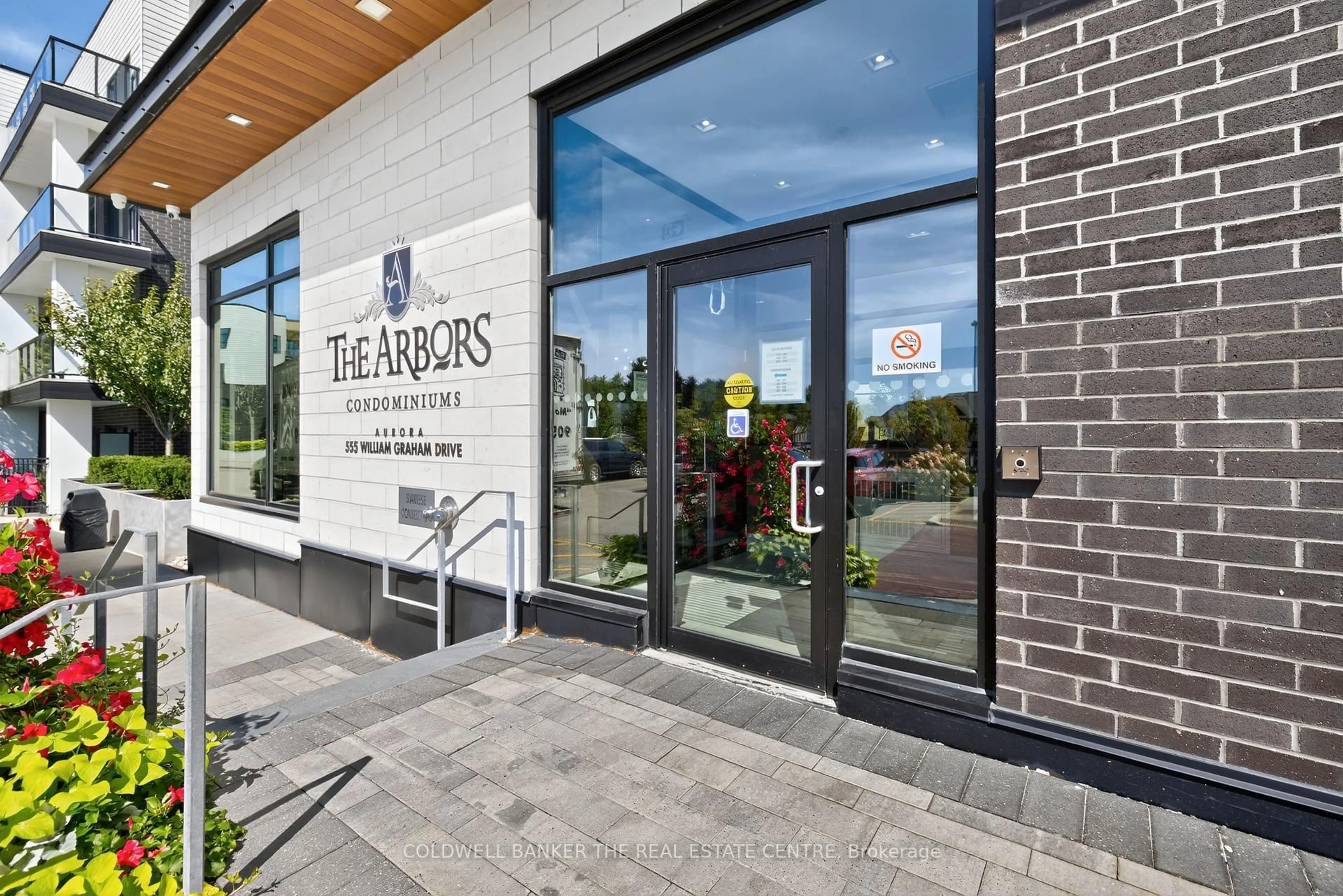 Indoor foyer for 555 William Graham Dr, Aurora Ontario L4G 7C4