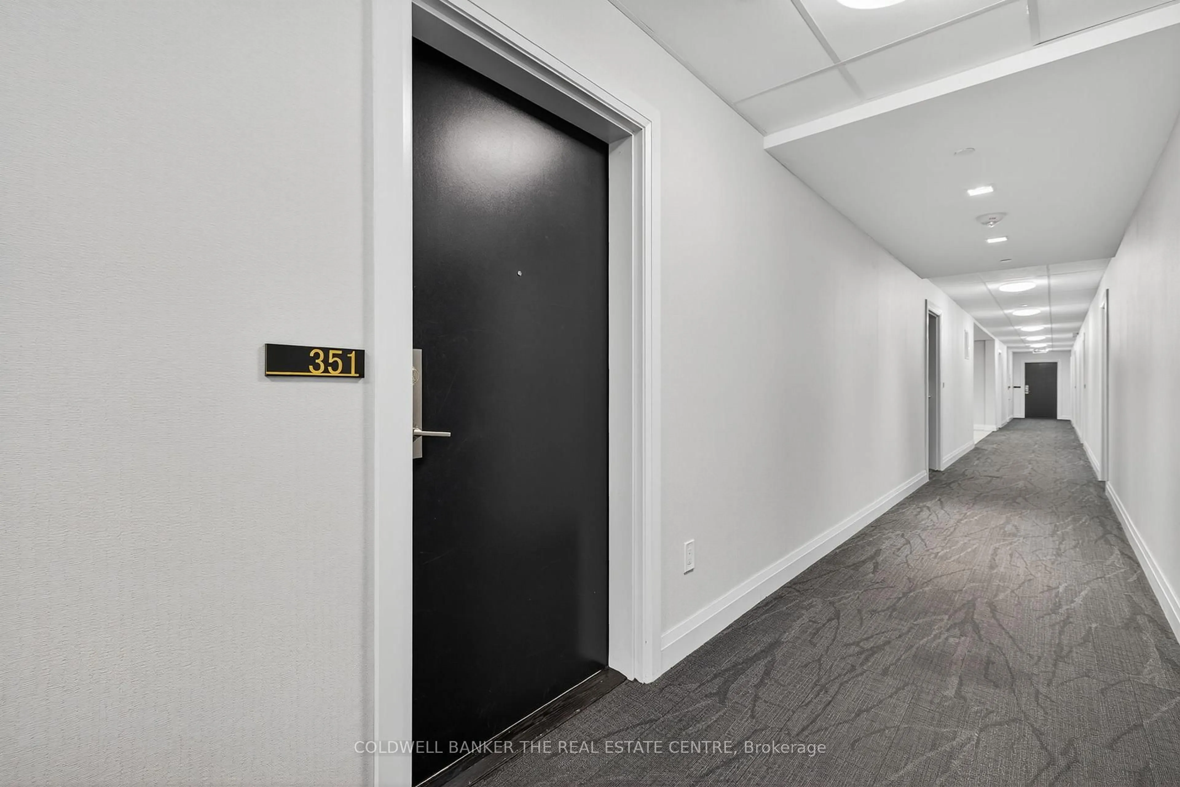 Indoor foyer for 555 William Graham Dr, Aurora Ontario L4G 7C4