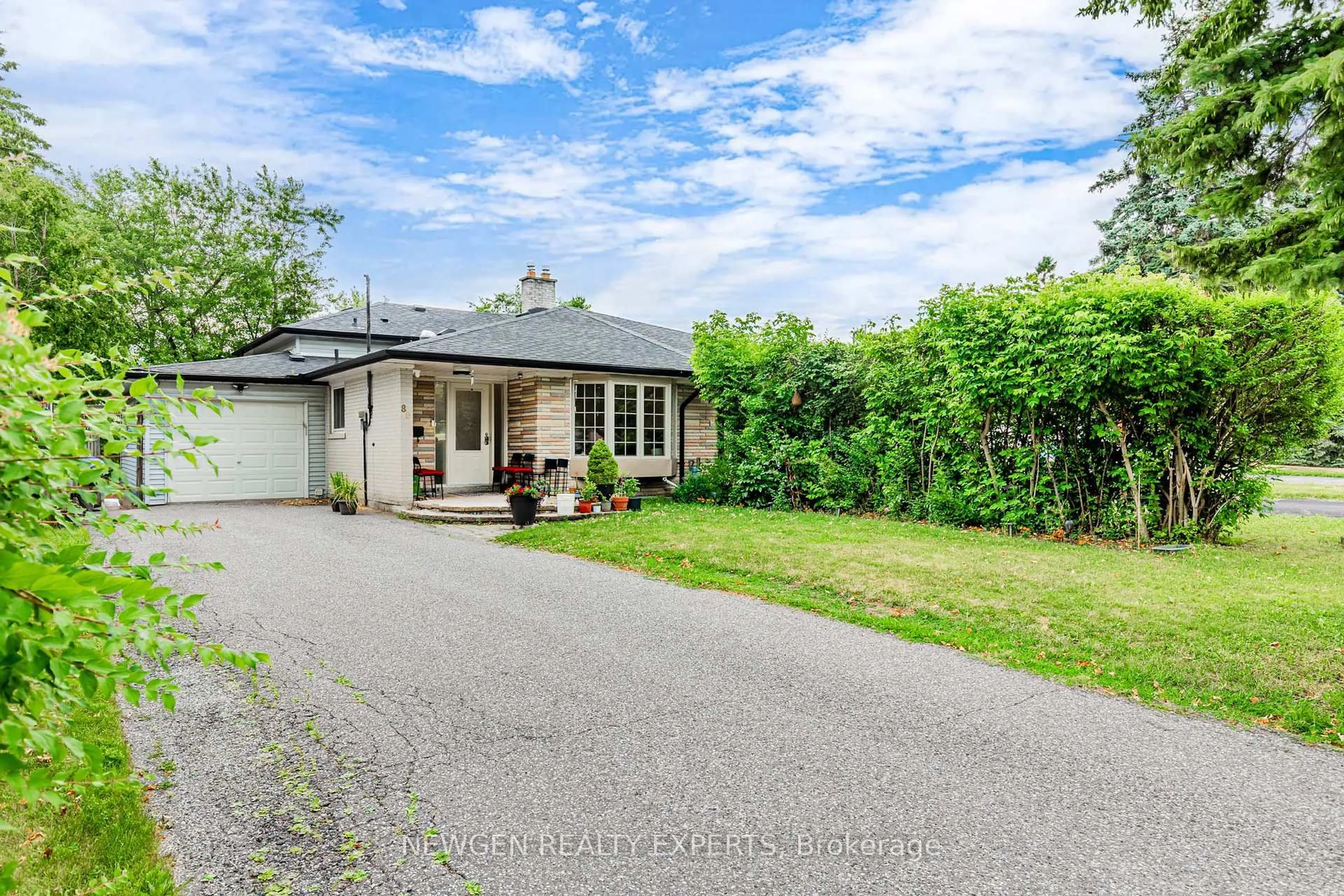 A pic from outside/outdoor area/front of a property/back of a property/a pic from drone, street for 80 Sherwood Forest Dr, Markham Ontario L3P 1R1