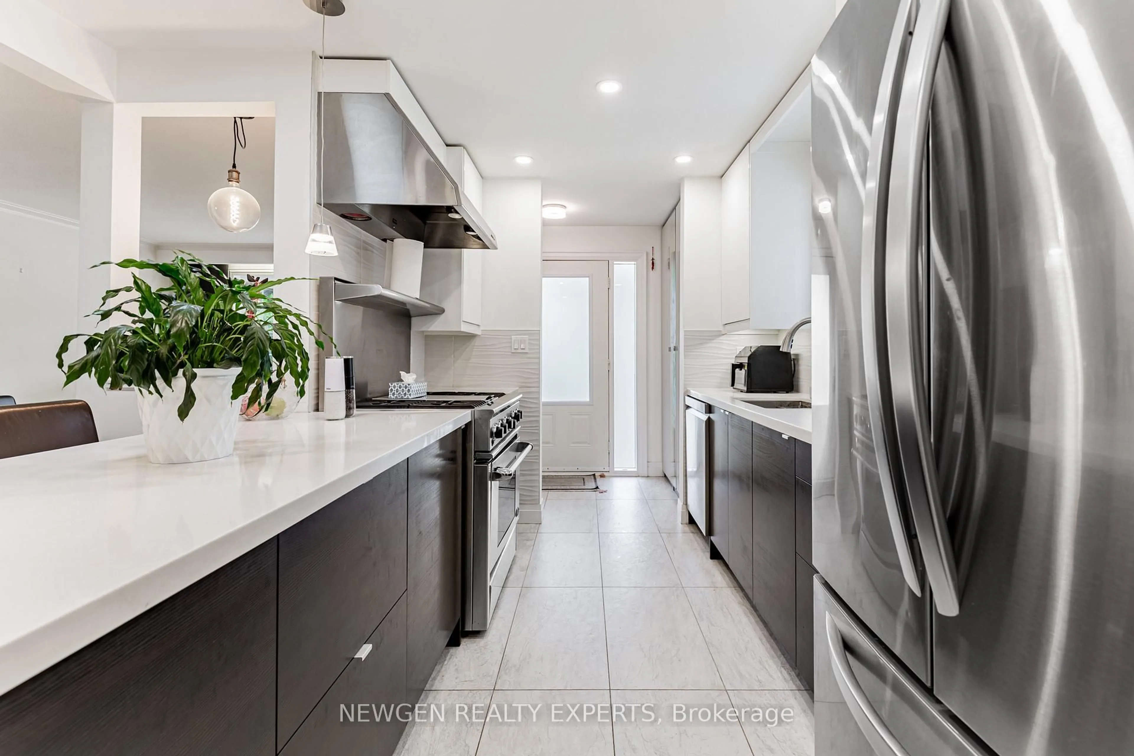 Contemporary kitchen, ceramic/tile floor for 80 Sherwood Forest Dr, Markham Ontario L3P 1R1
