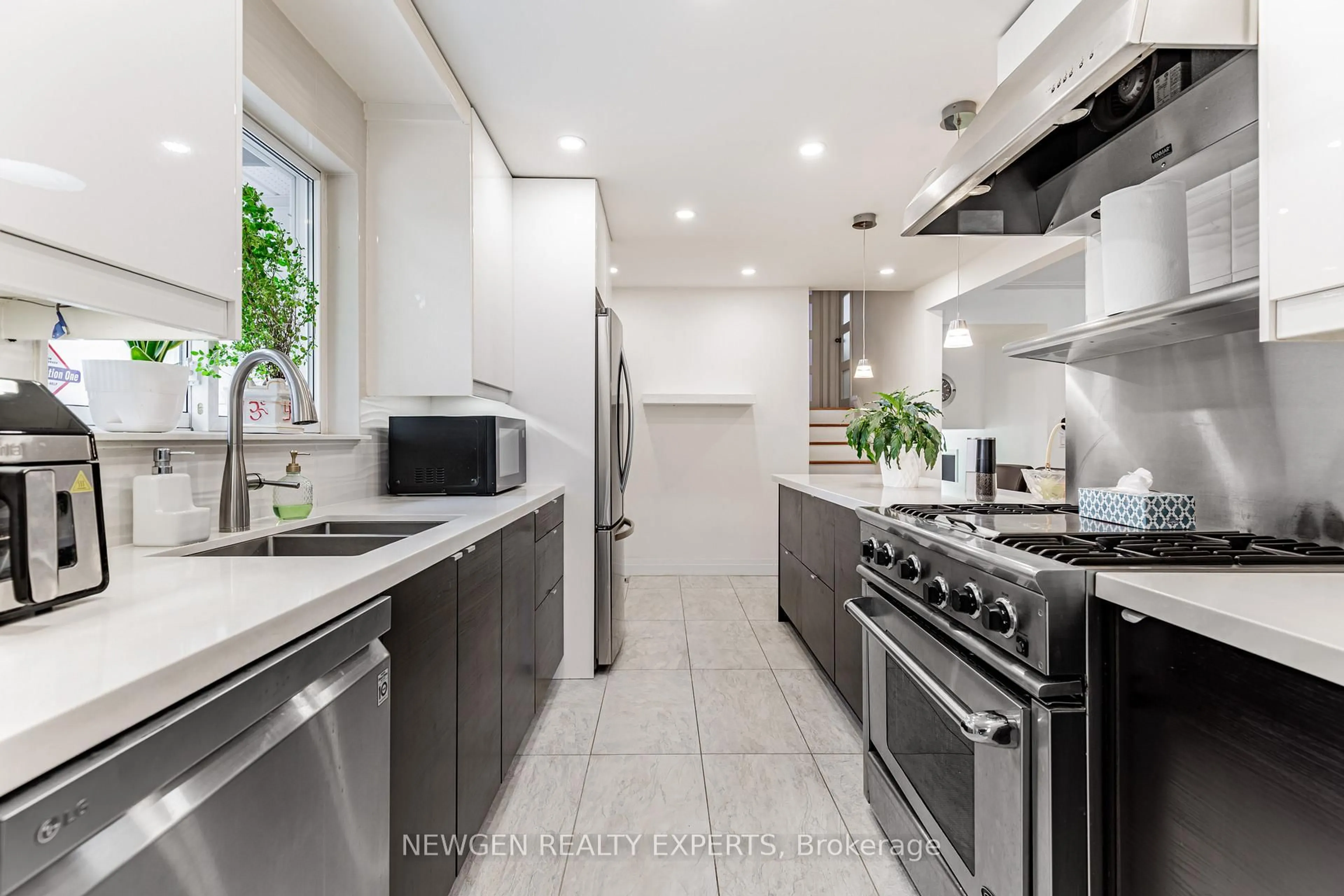 Contemporary kitchen, ceramic/tile floor for 80 Sherwood Forest Dr, Markham Ontario L3P 1R1