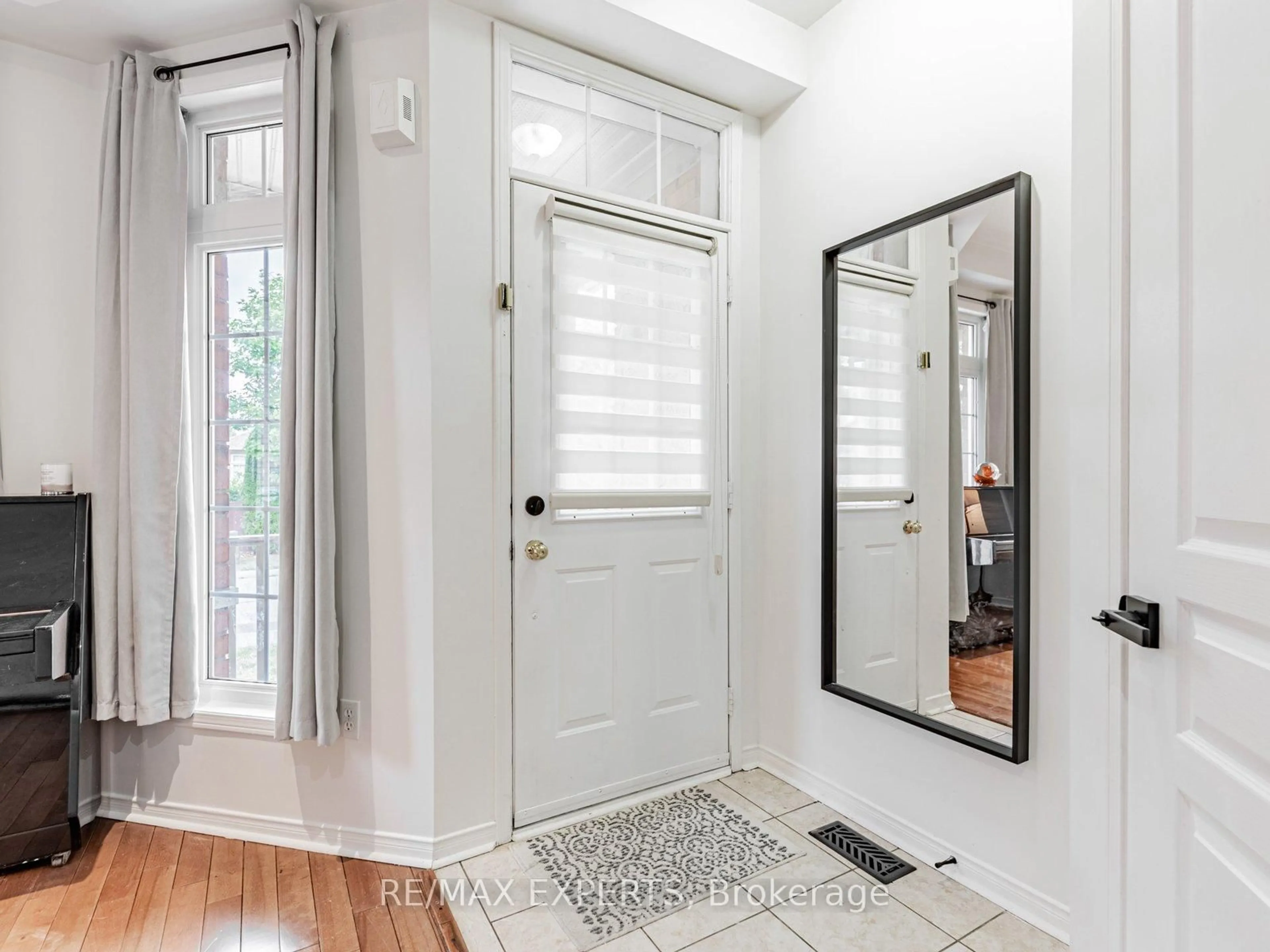 Indoor entryway for 63 Rainbow Valley Cres, Markham Ontario L6E 1M2