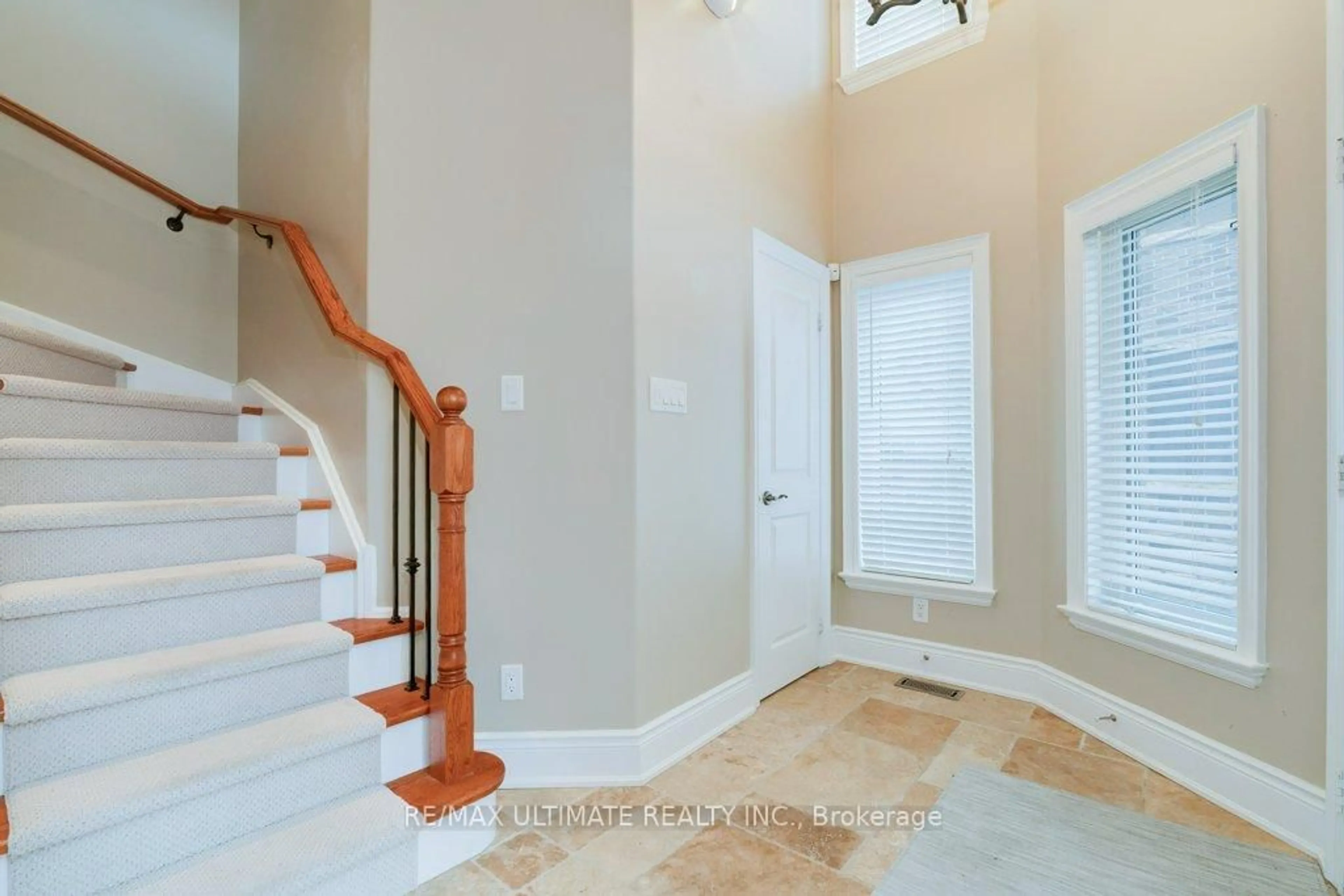 Indoor entryway for 5737 Lakeshore Rd, Whitchurch-Stouffville Ontario L4A 7X3