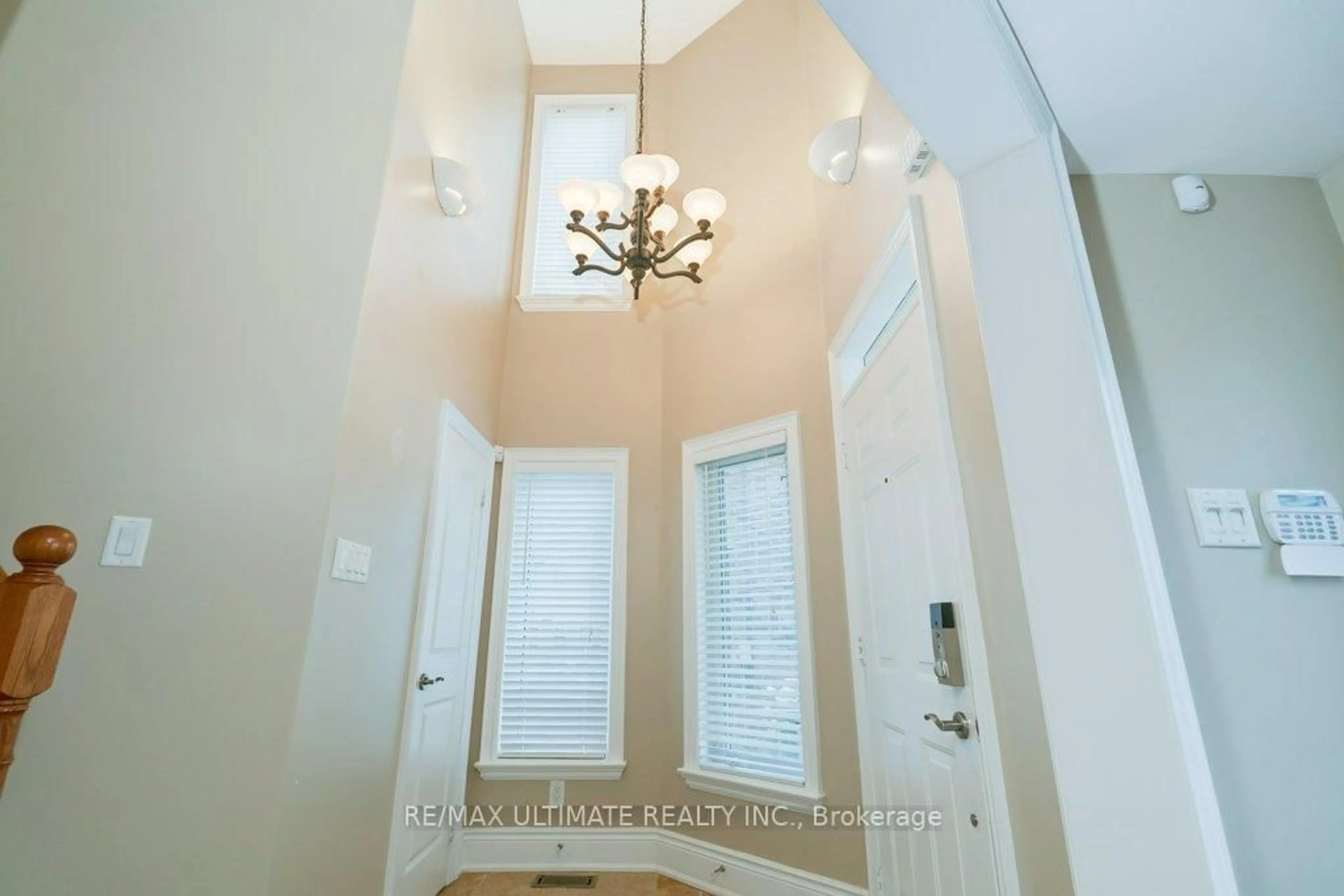 Indoor entryway for 5737 Lakeshore Rd, Whitchurch-Stouffville Ontario L4A 7X3