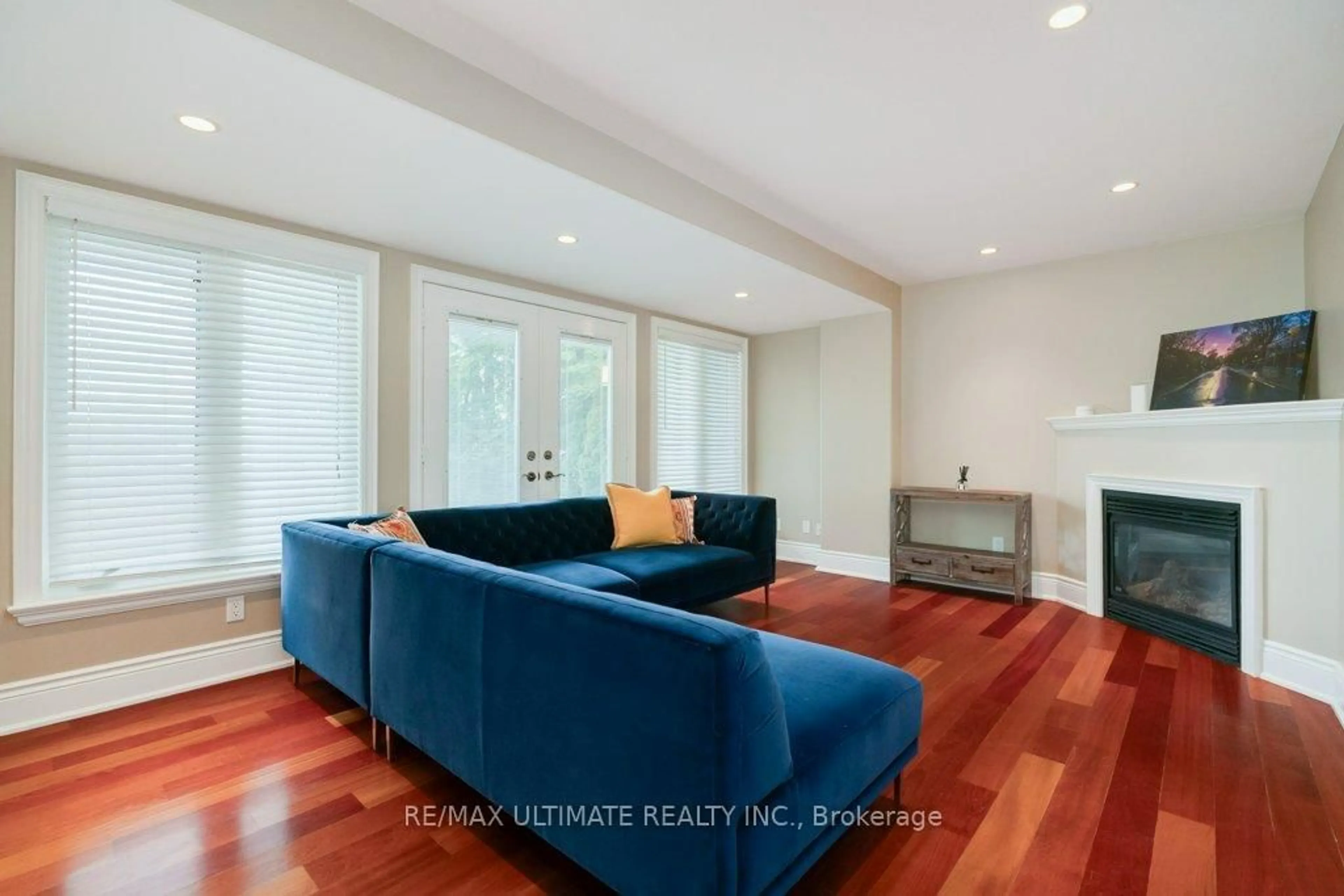 Living room with furniture, unknown for 5737 Lakeshore Rd, Whitchurch-Stouffville Ontario L4A 7X3