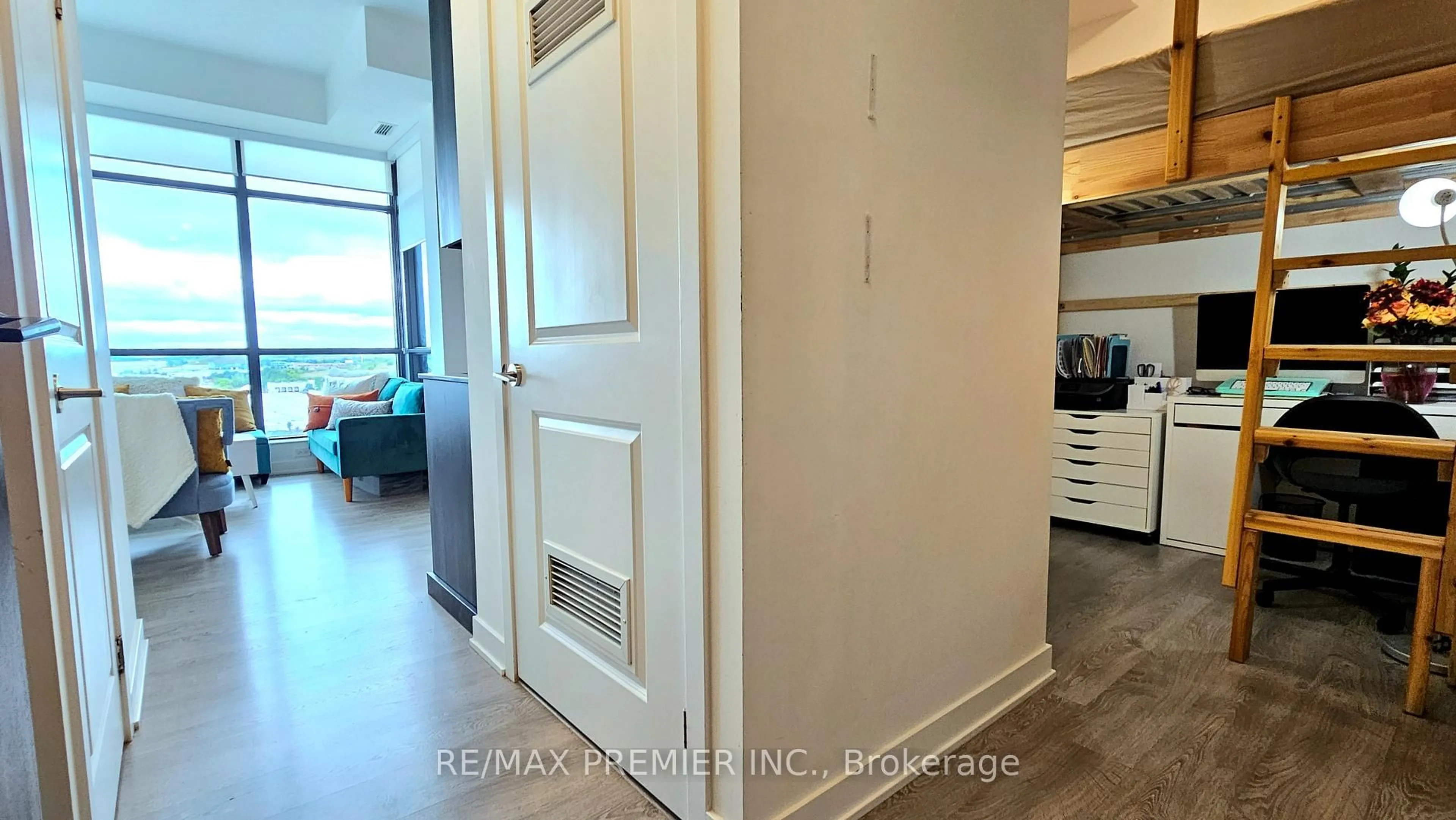 Indoor entryway for 120 Eagle Rock Way #PH 3, Vaughan Ontario L6A 5C2