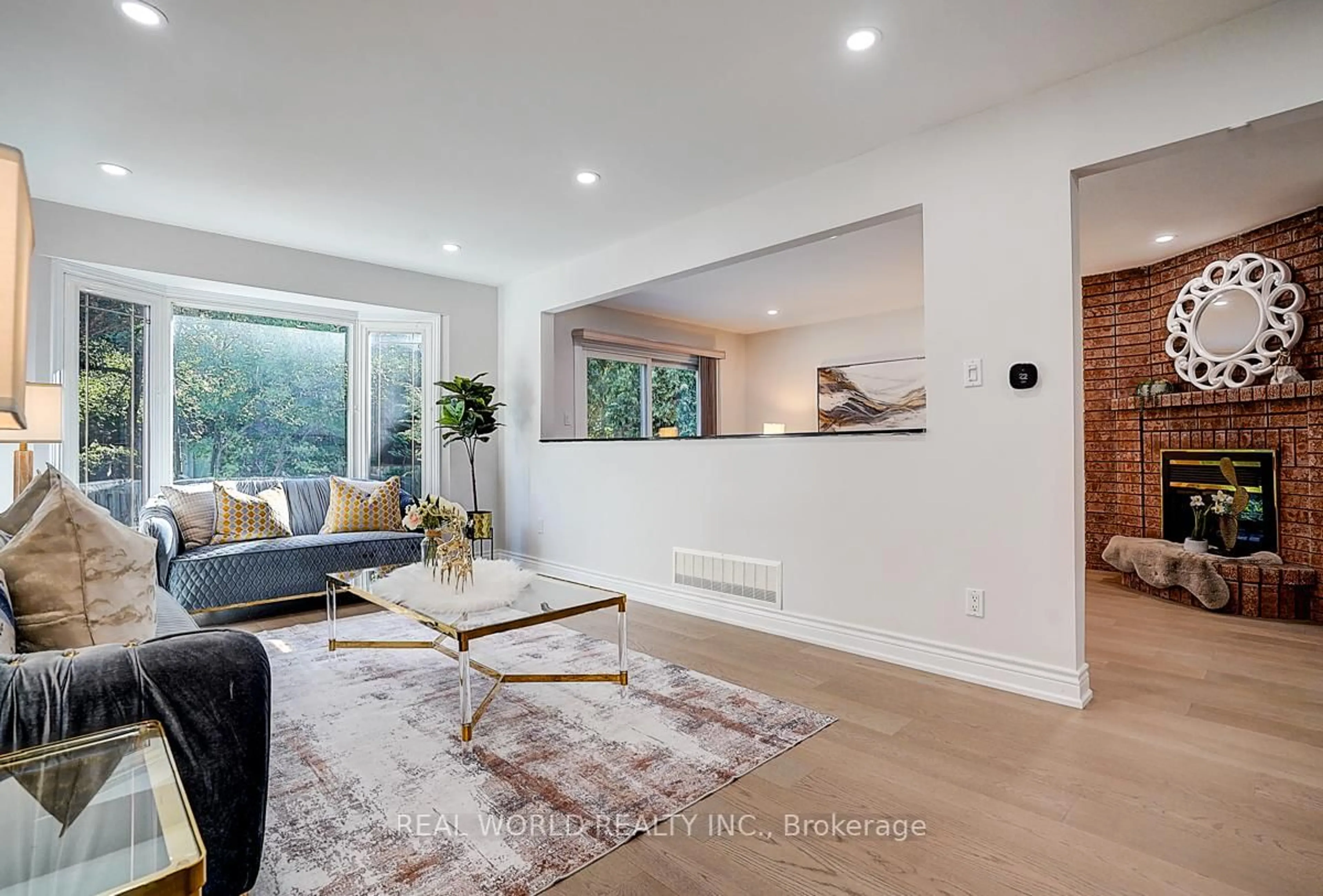 Living room with furniture, unknown for 18 Kilbarry Crt, Richmond Hill Ontario L4C 6M8