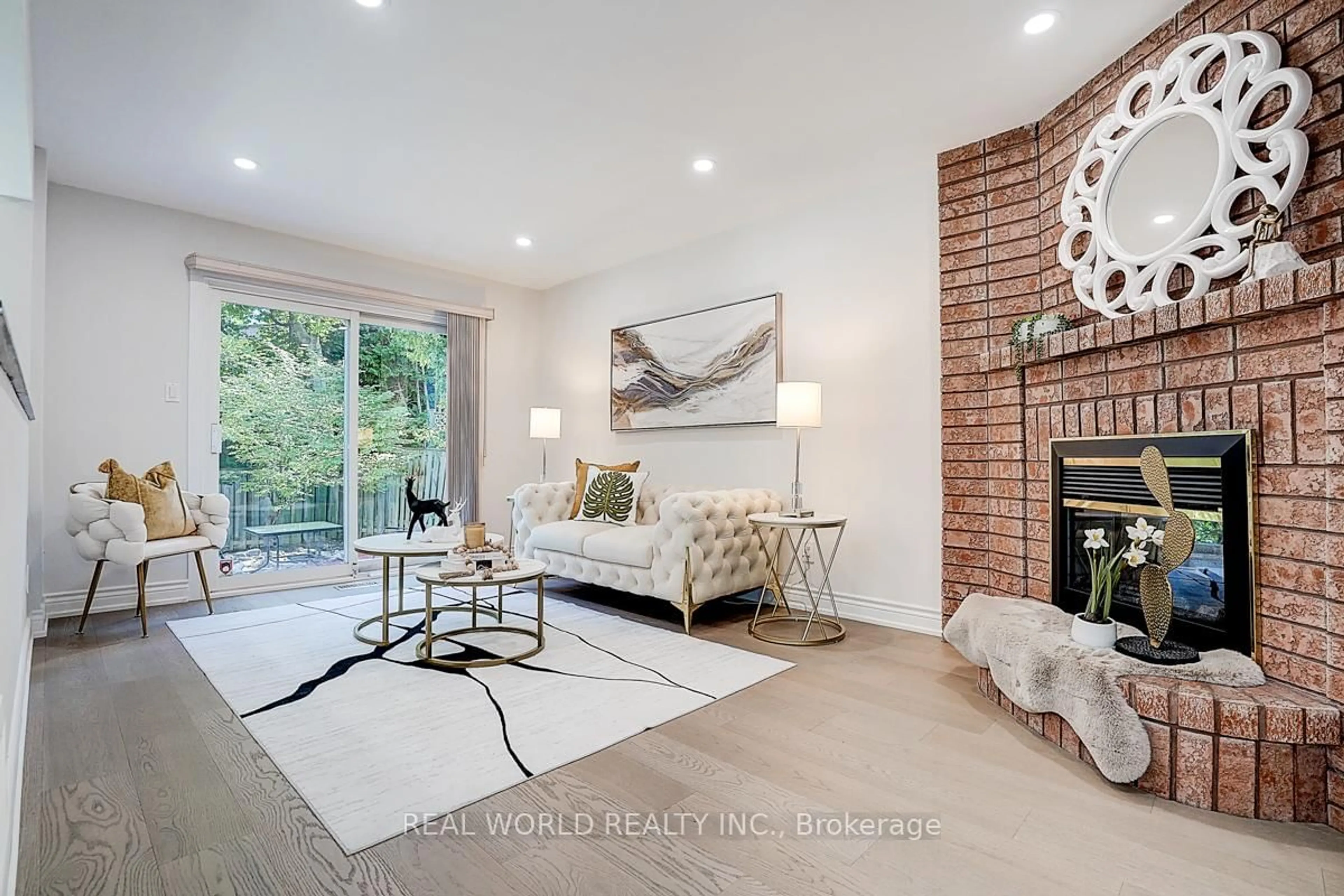Living room with furniture, unknown for 18 Kilbarry Crt, Richmond Hill Ontario L4C 6M8