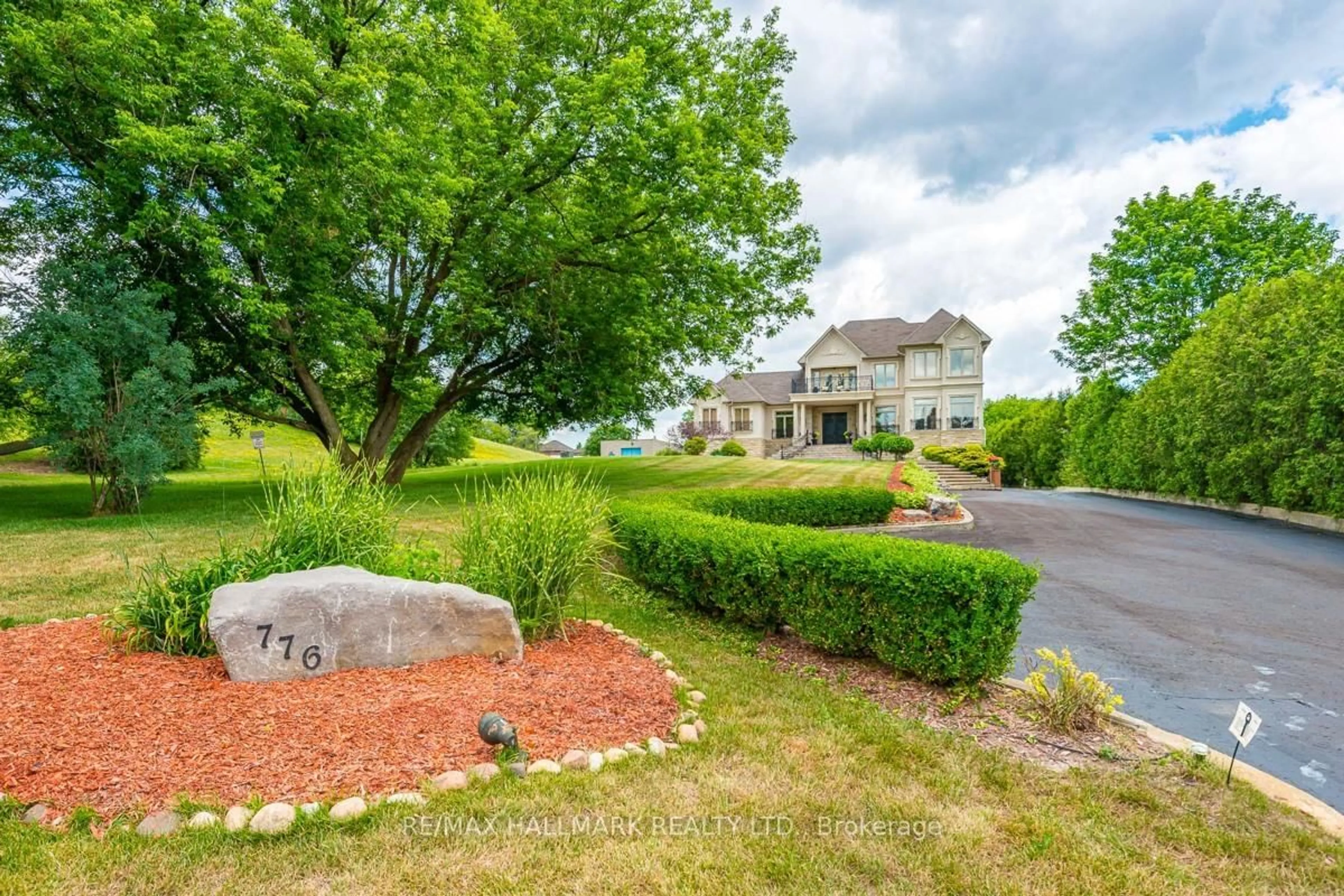 A pic from outside/outdoor area/front of a property/back of a property/a pic from drone, unknown for 776 Woodland Acres Cres, Vaughan Ontario L6A 1G2