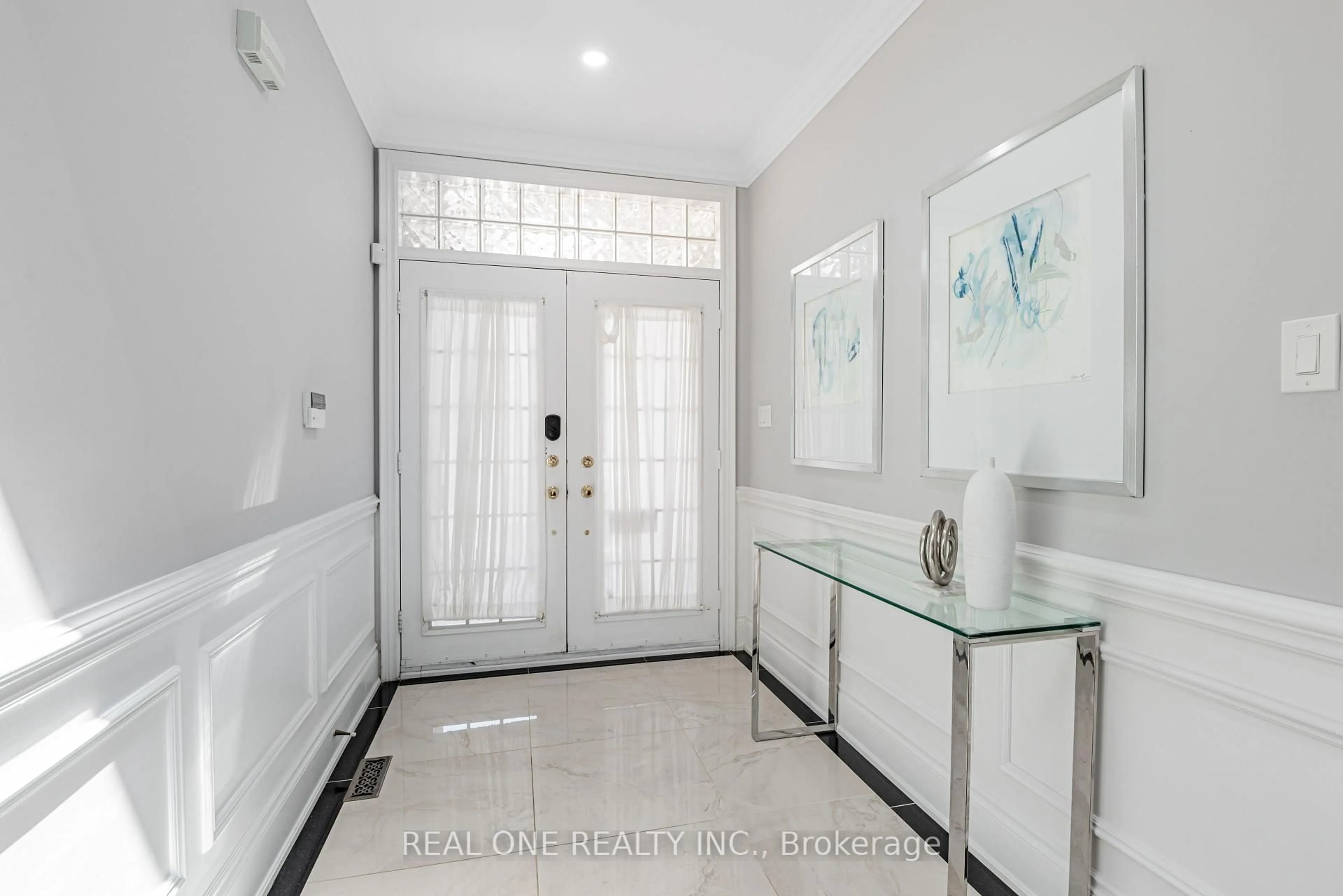 Indoor entryway for 72 Cassandra Cres, Richmond Hill Ontario L4B 4A1