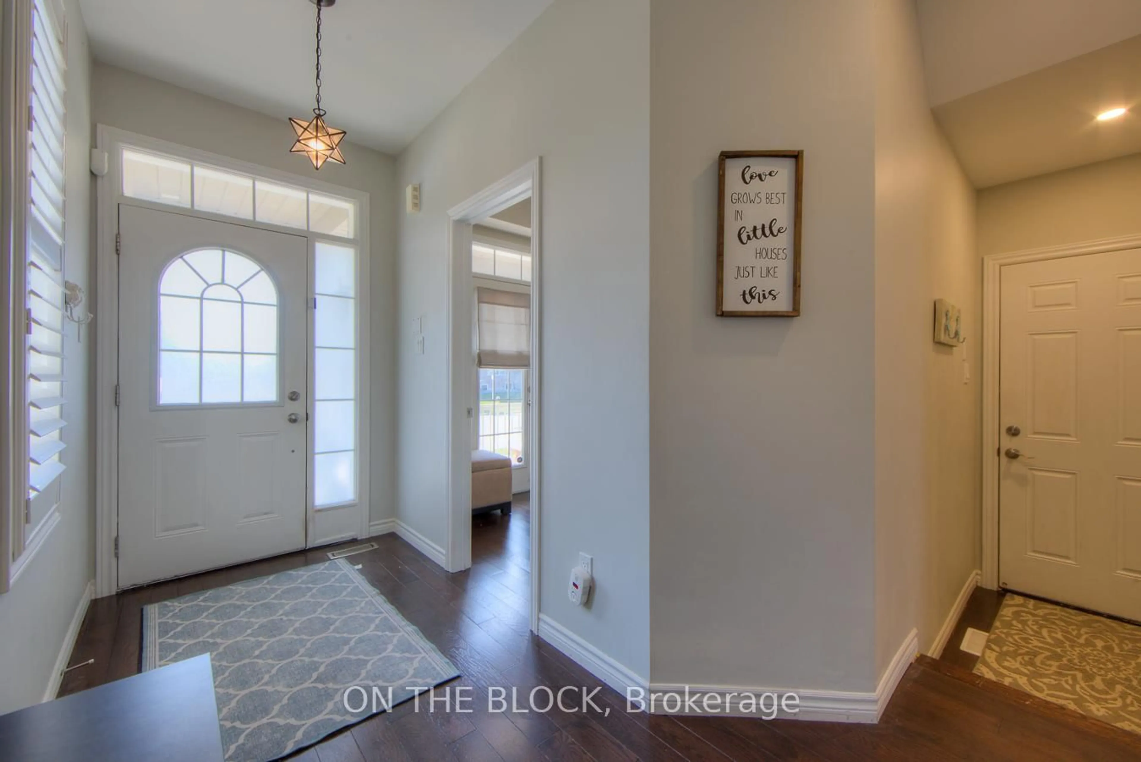 Indoor entryway for 59 Hawke Cres, New Tecumseth Ontario L0G 1W0