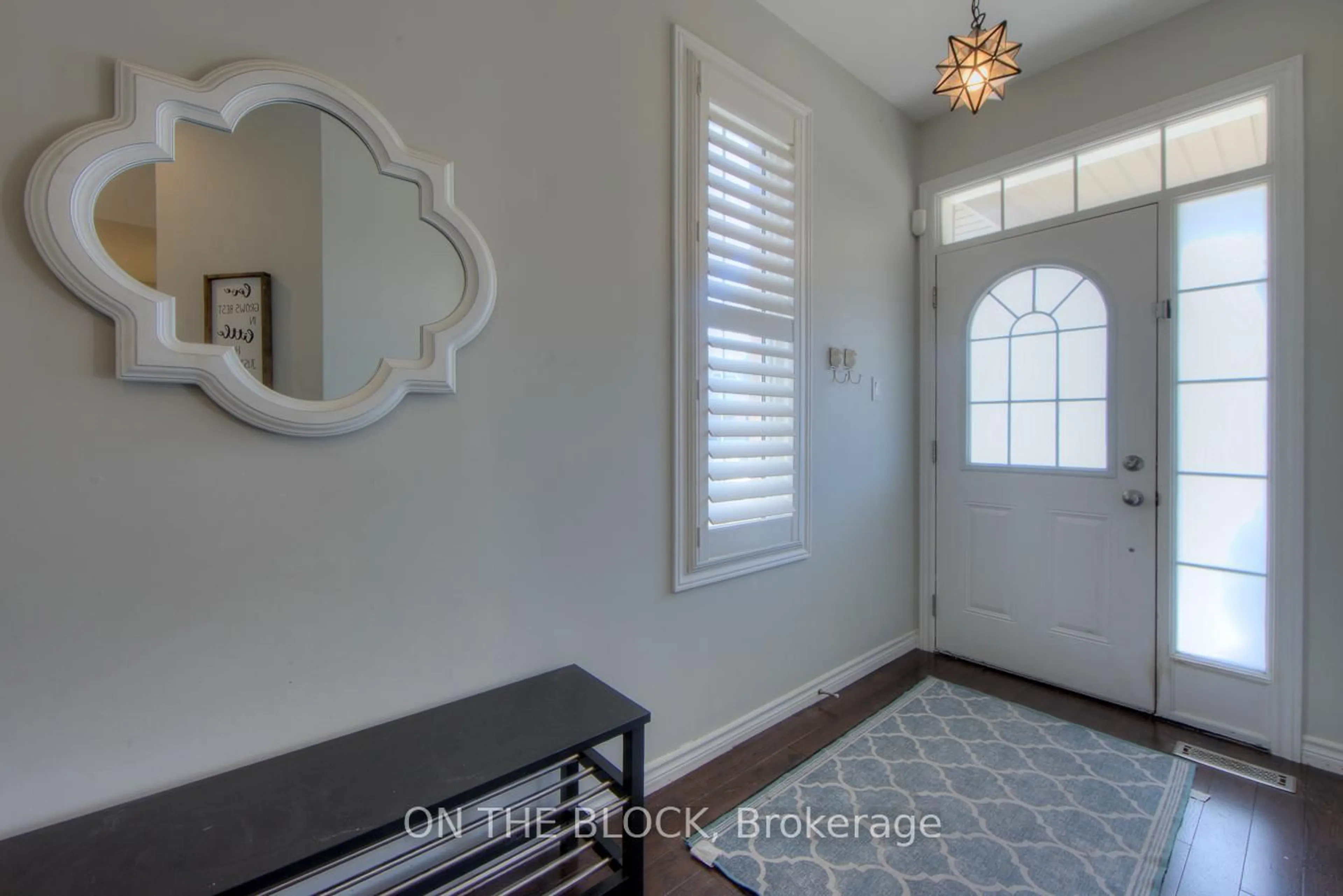 Indoor entryway for 59 Hawke Cres, New Tecumseth Ontario L0G 1W0
