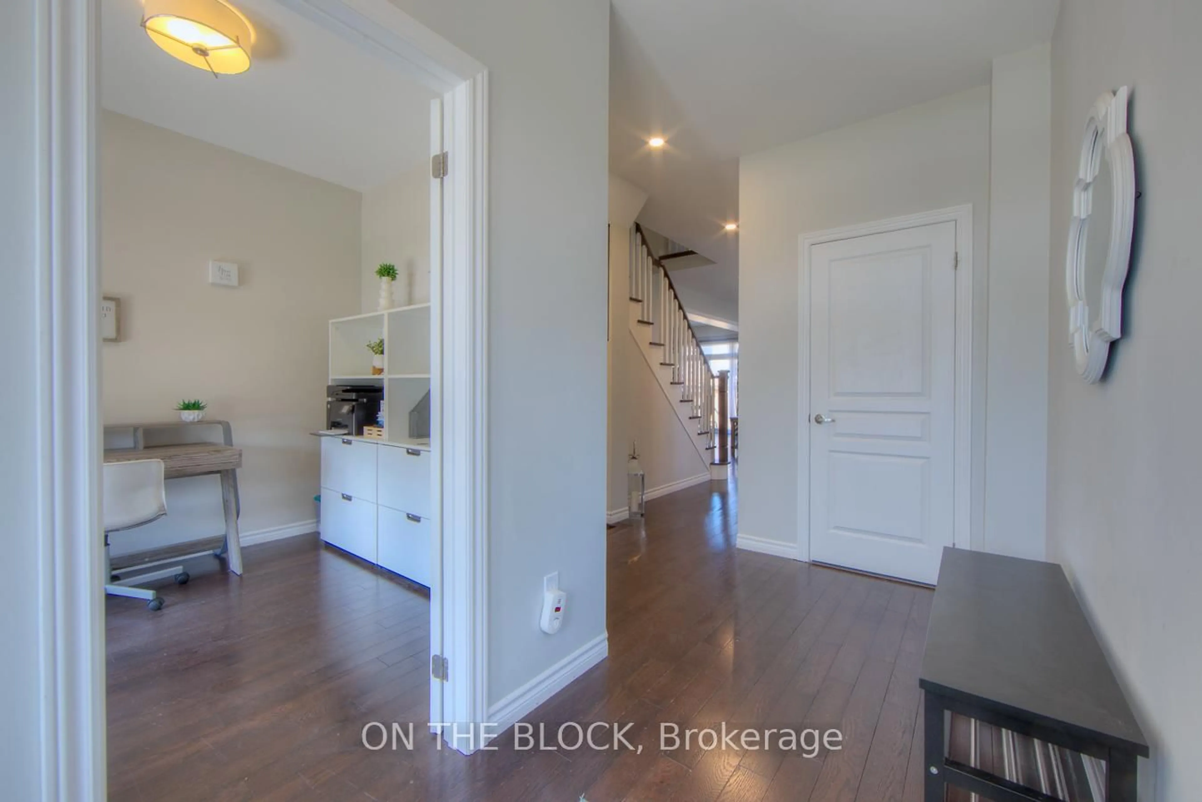 Indoor entryway for 59 Hawke Cres, New Tecumseth Ontario L0G 1W0