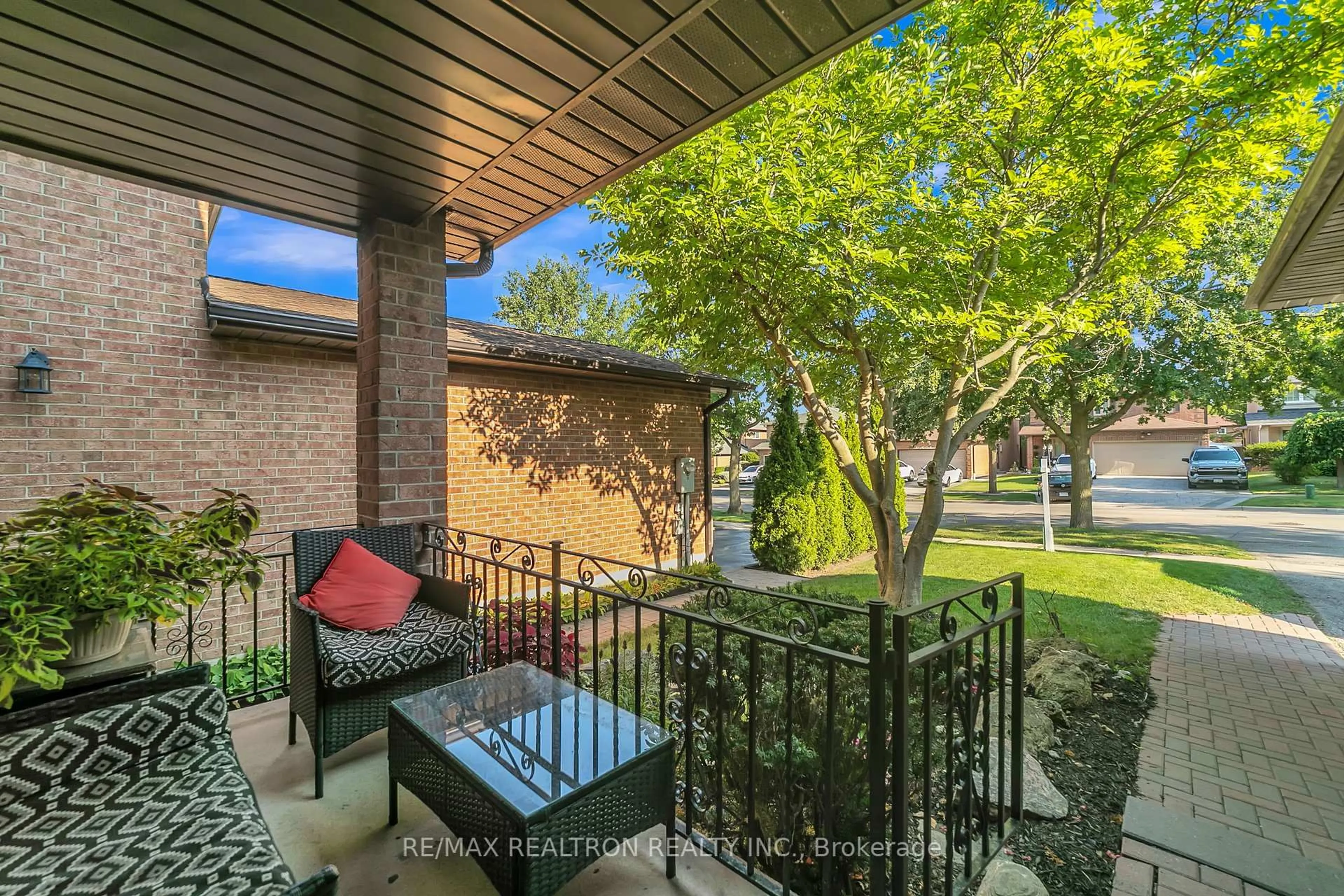 Patio, street for 34 Mccallum Dr, Richmond Hill Ontario L4C 7S9
