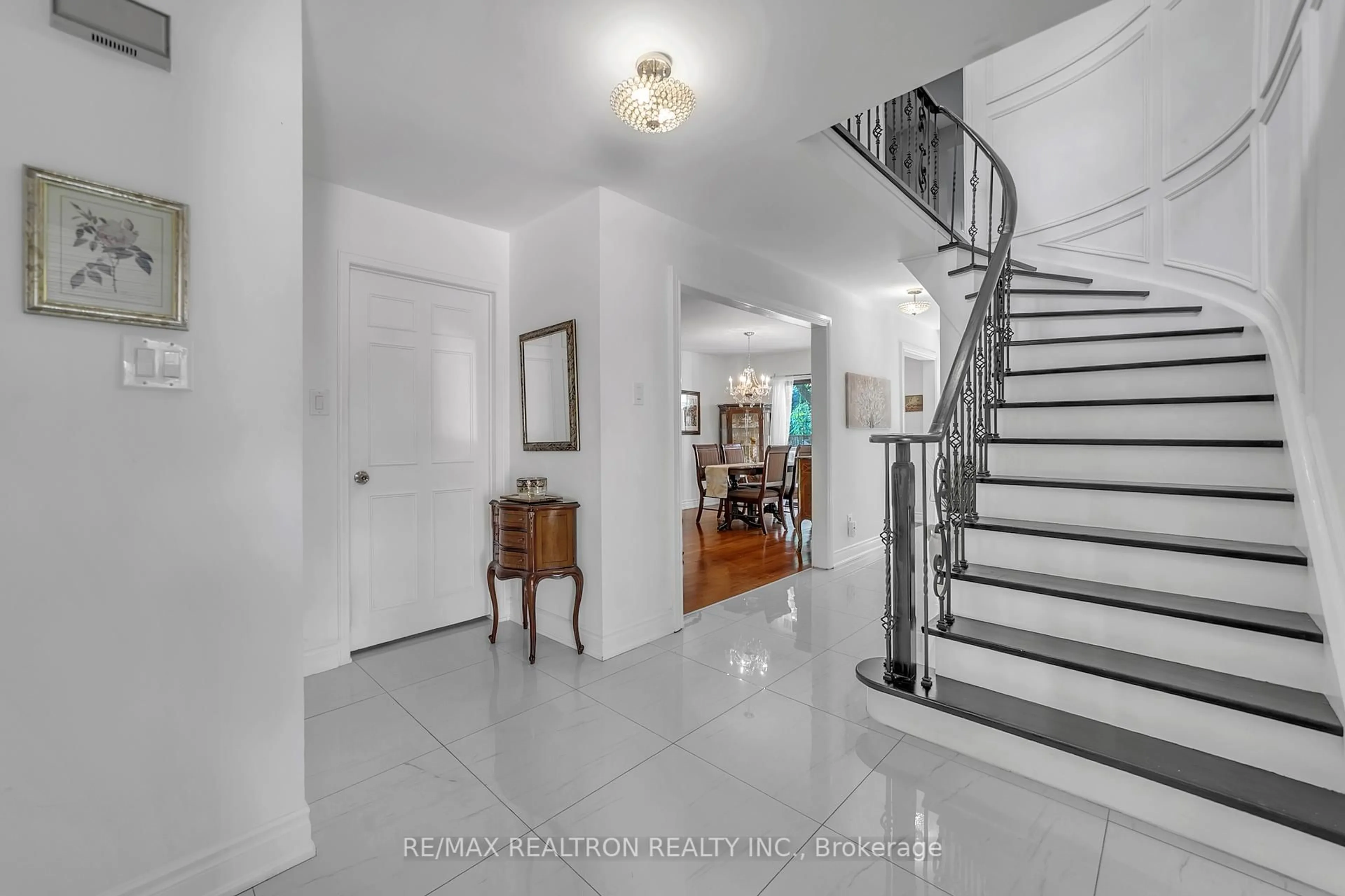 Indoor foyer for 34 Mccallum Dr, Richmond Hill Ontario L4C 7S9