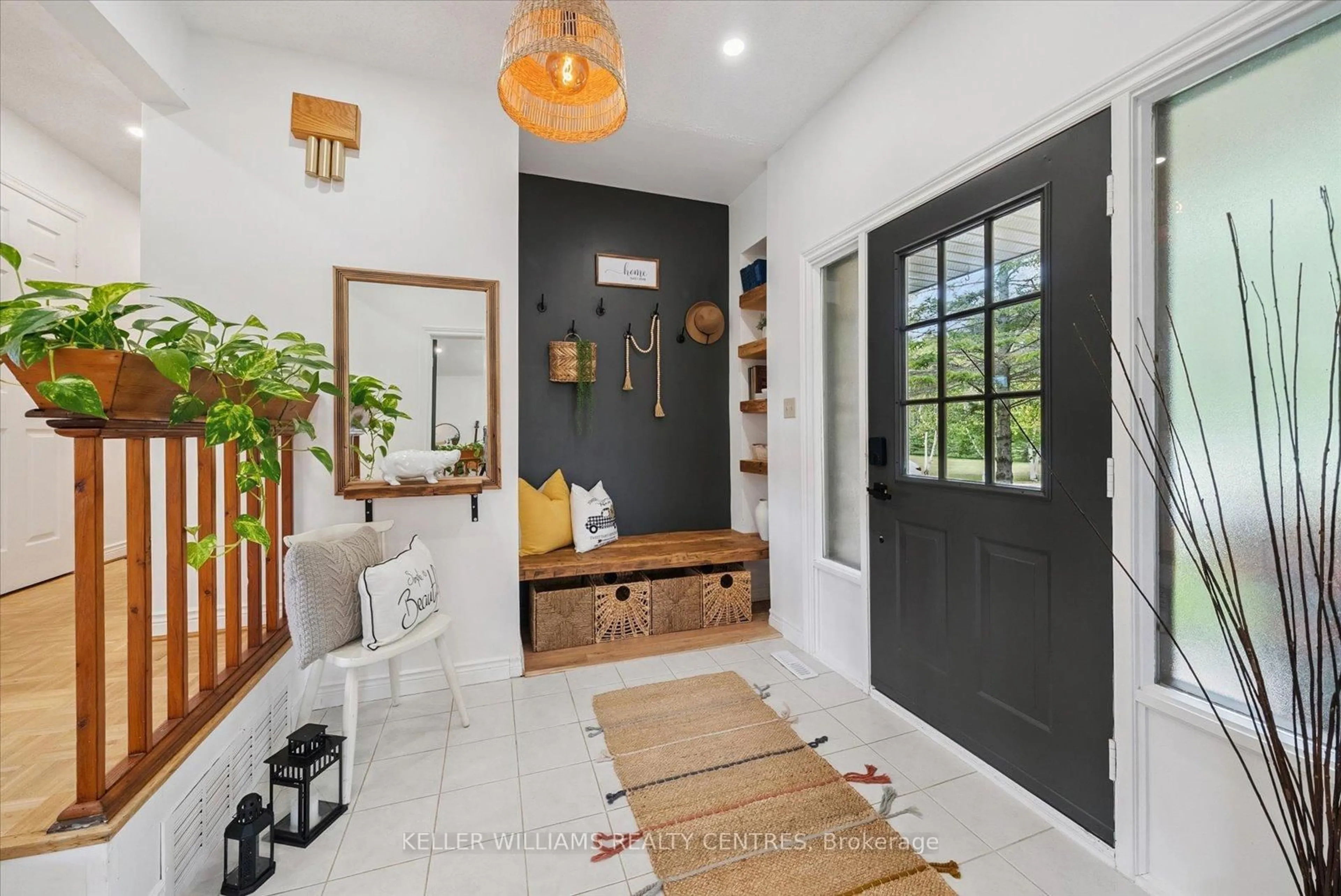 Indoor entryway for 25154 Valley View Dr, Georgina Ontario L0E 1R0