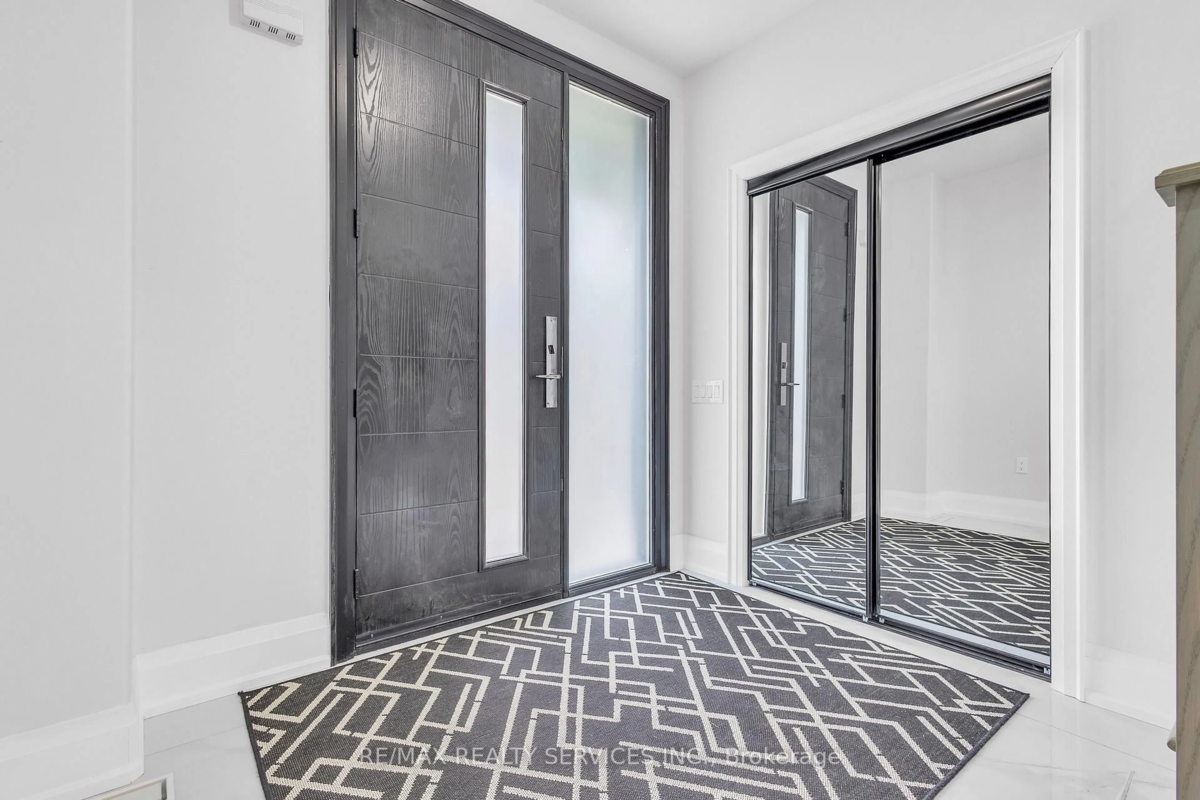 Indoor entryway for 44 Albert St, New Tecumseth Ontario L9R 1H2