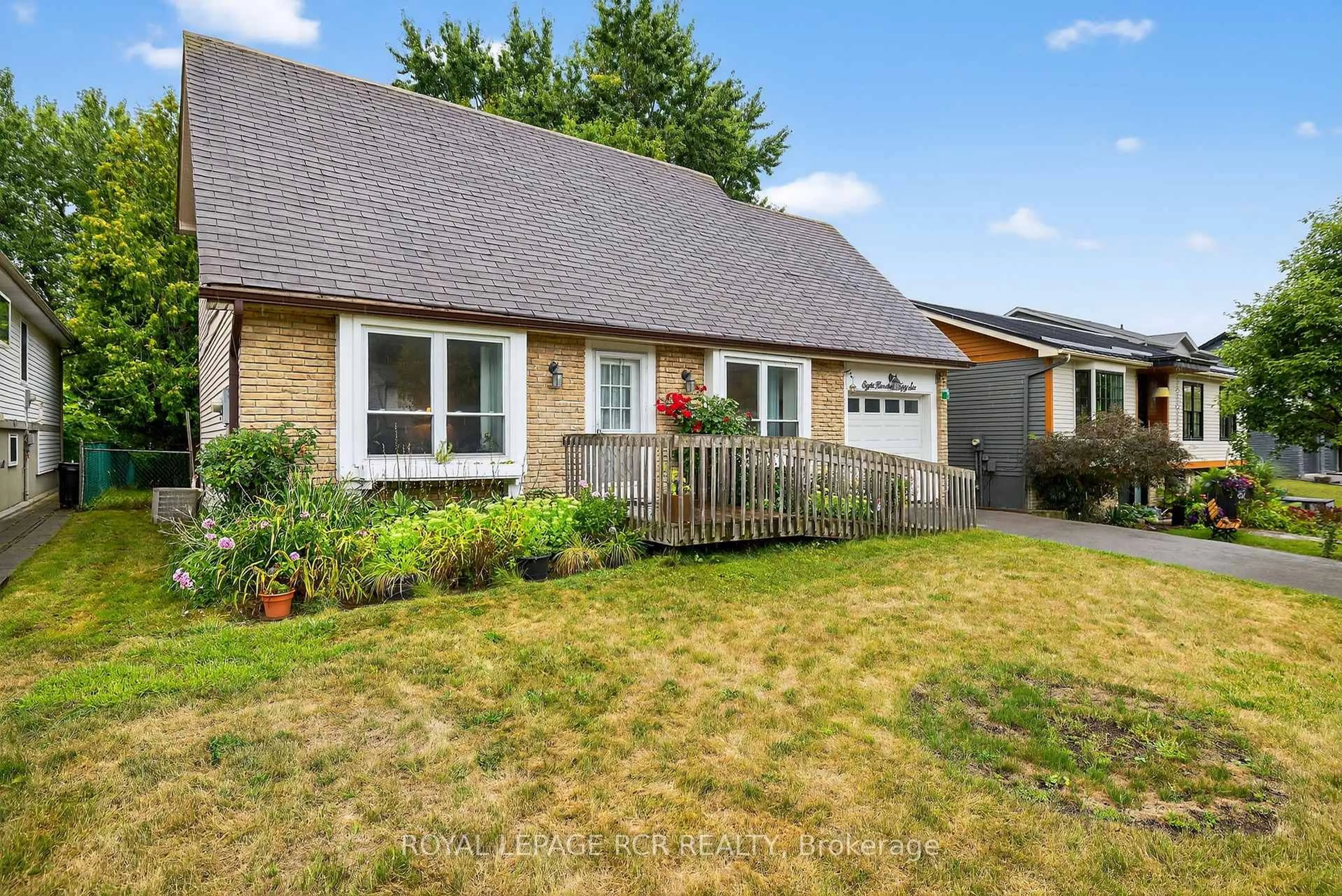Home with vinyl exterior material, street for 856 Magnolia Ave, Newmarket Ontario L3Y 3C7
