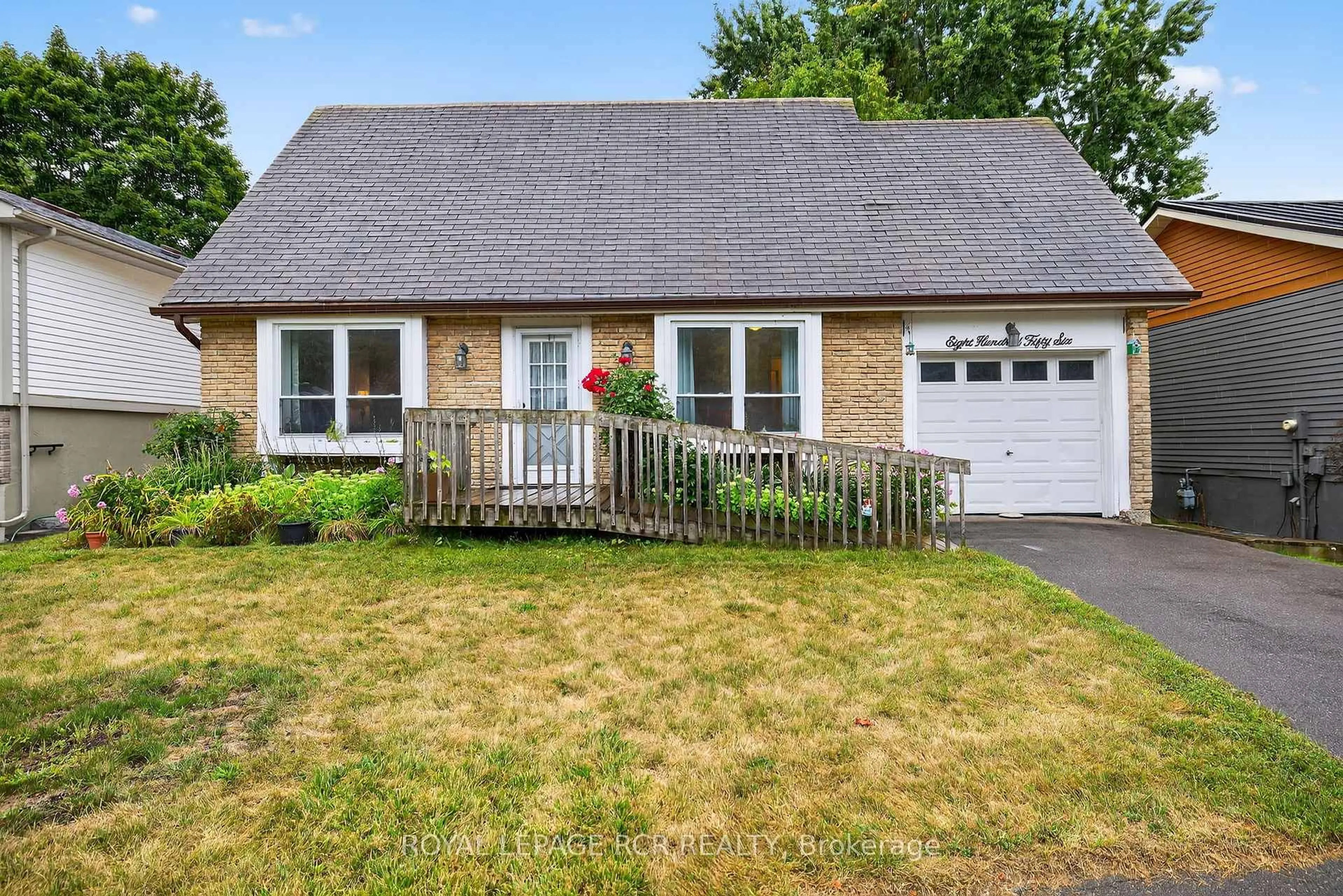 Home with vinyl exterior material, street for 856 Magnolia Ave, Newmarket Ontario L3Y 3C7