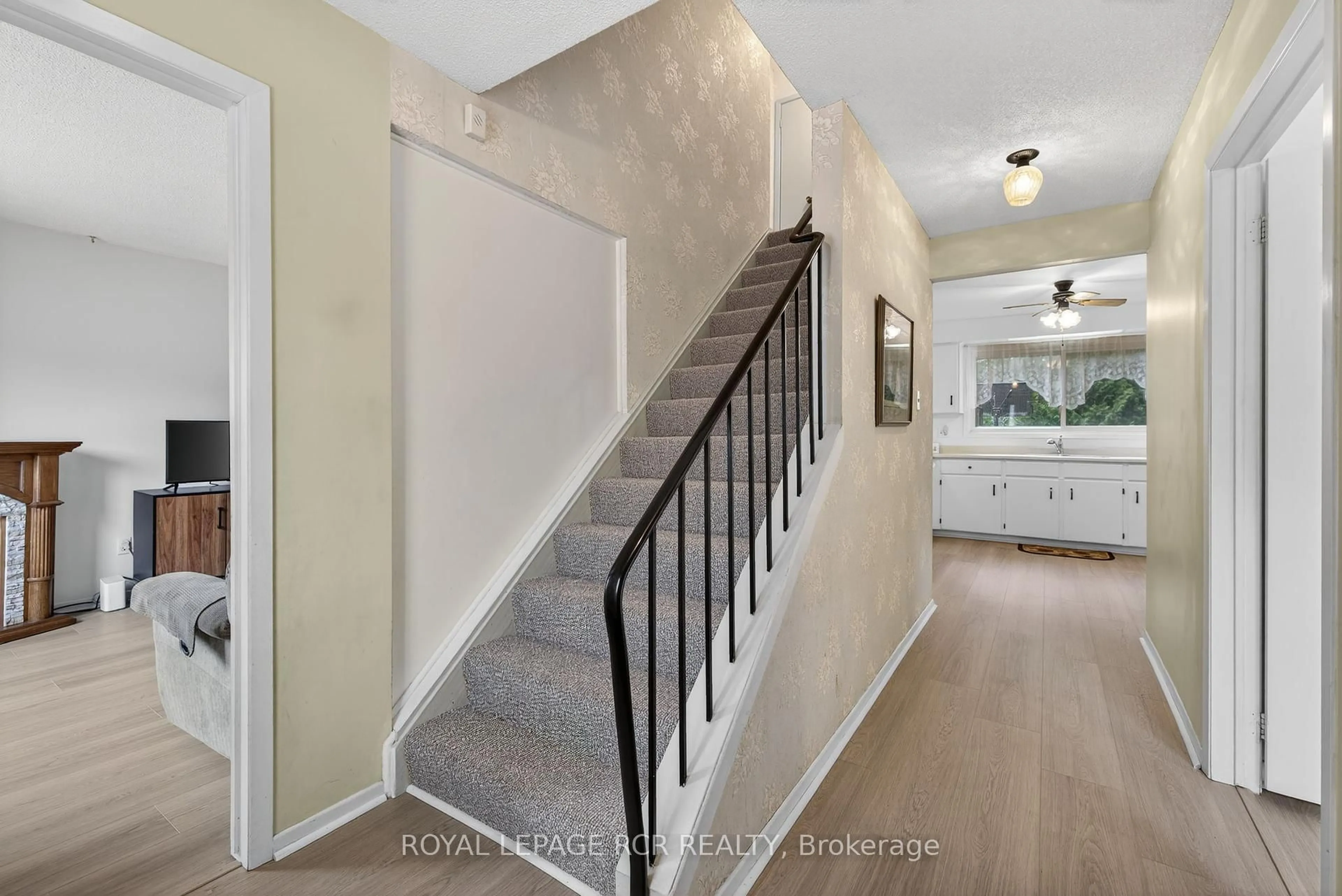 Unknown for 856 Magnolia Ave, Newmarket Ontario L3Y 3C7