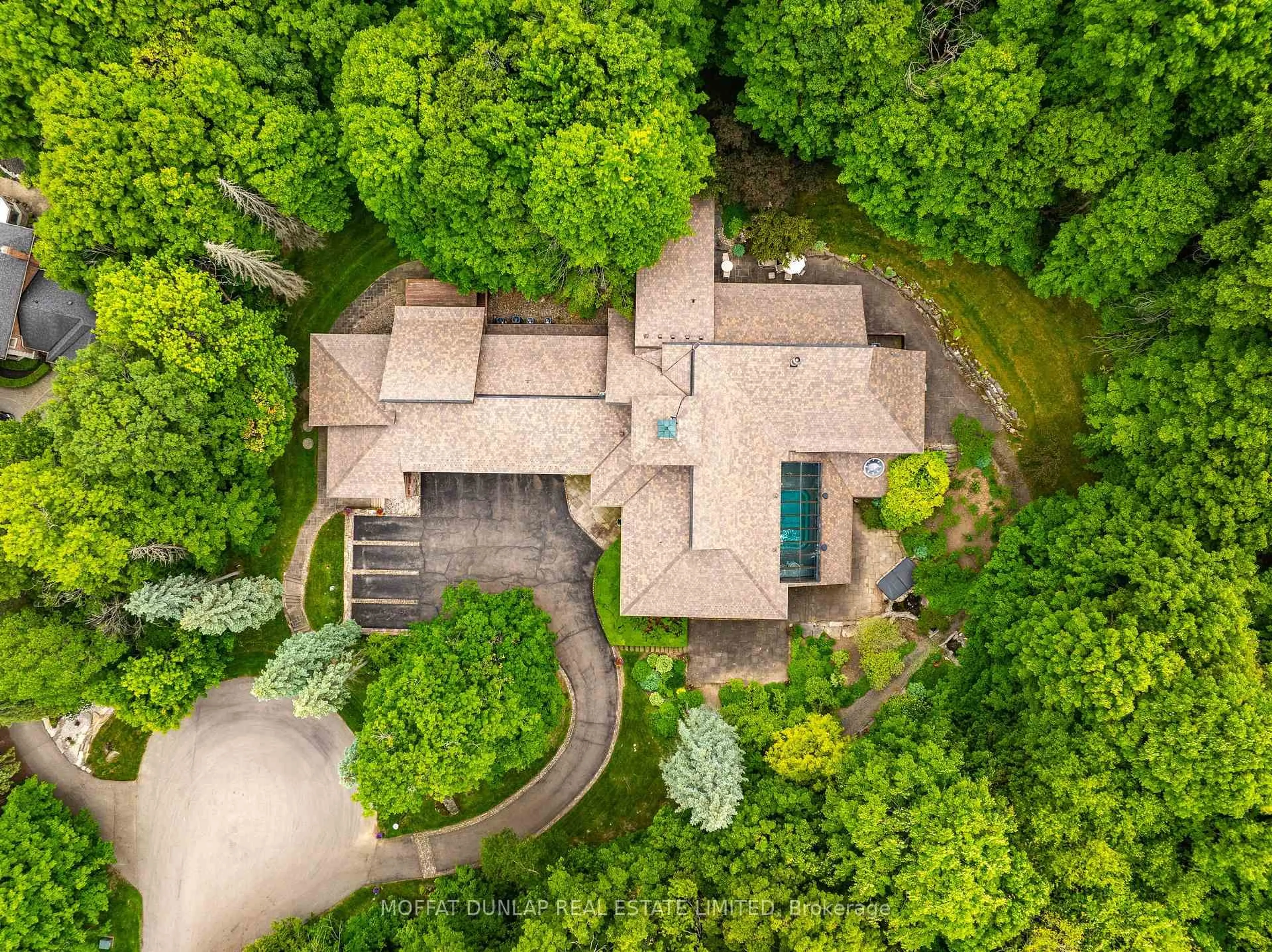 A pic from outside/outdoor area/front of a property/back of a property/a pic from drone, unknown for 20 Woodsend Cres, Aurora Ontario L4G 6W6