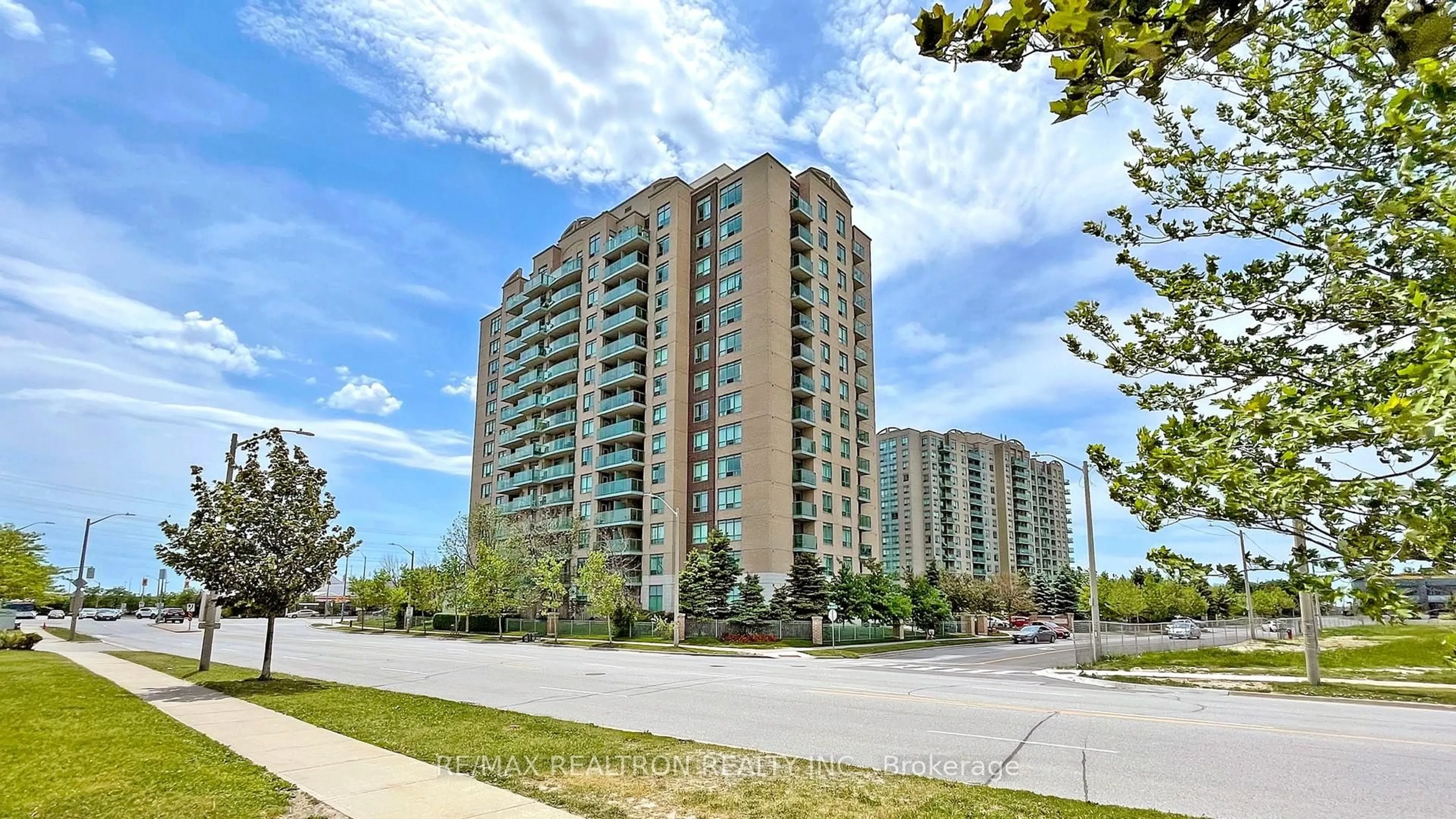 A pic from outside/outdoor area/front of a property/back of a property/a pic from drone, unknown for 11 Oneida Cres #801, Richmond Hill Ontario L4B 0A1