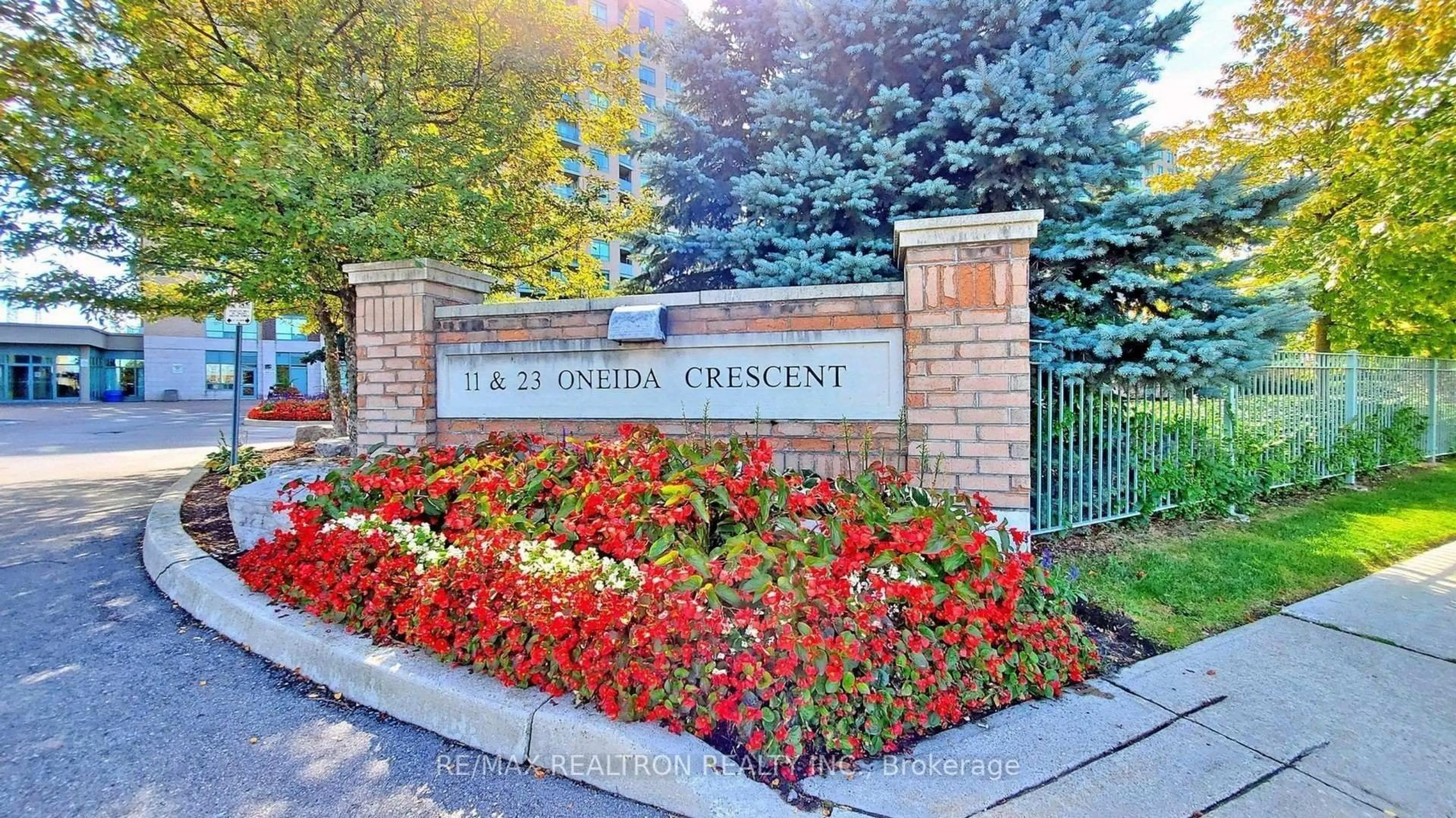 Indoor foyer for 11 Oneida Cres #801, Richmond Hill Ontario L4B 0A1