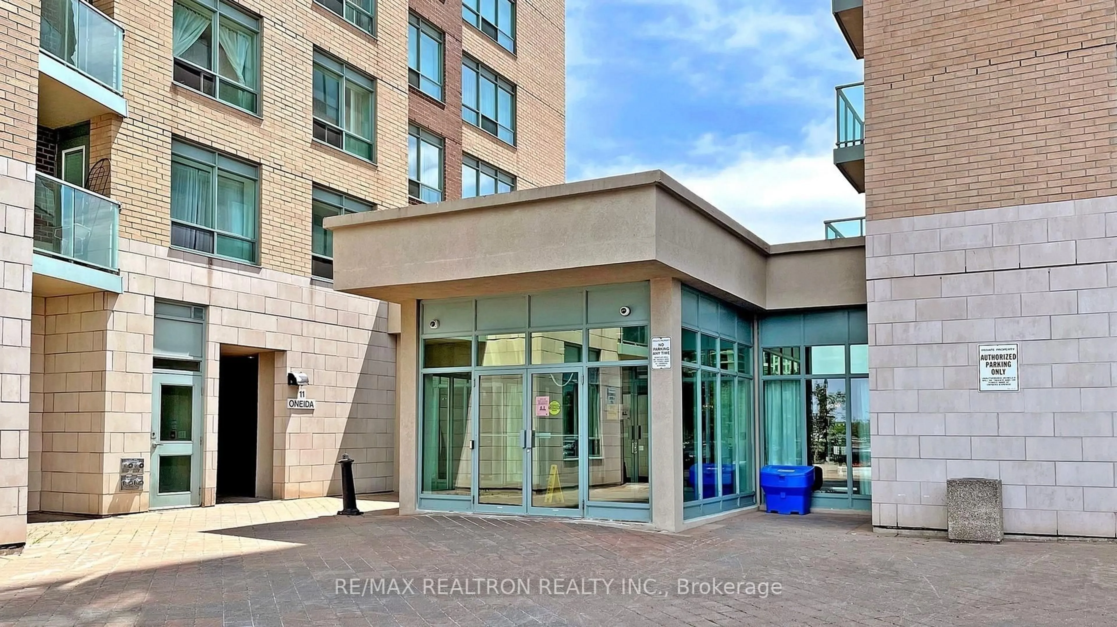 Indoor foyer for 11 Oneida Cres #801, Richmond Hill Ontario L4B 0A1
