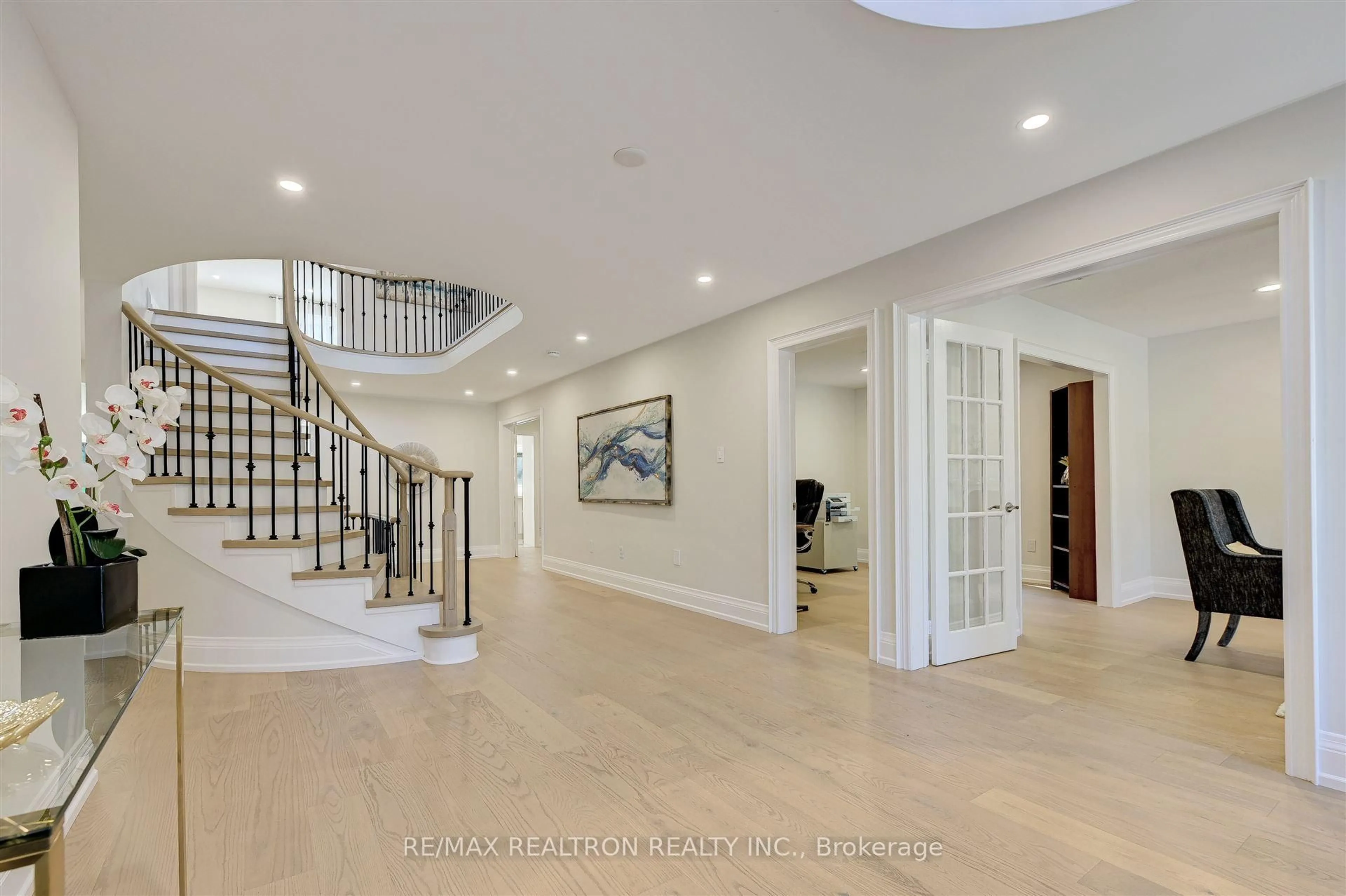 Indoor foyer for 622 Lyman Blvd, Newmarket Ontario L3X 1V9