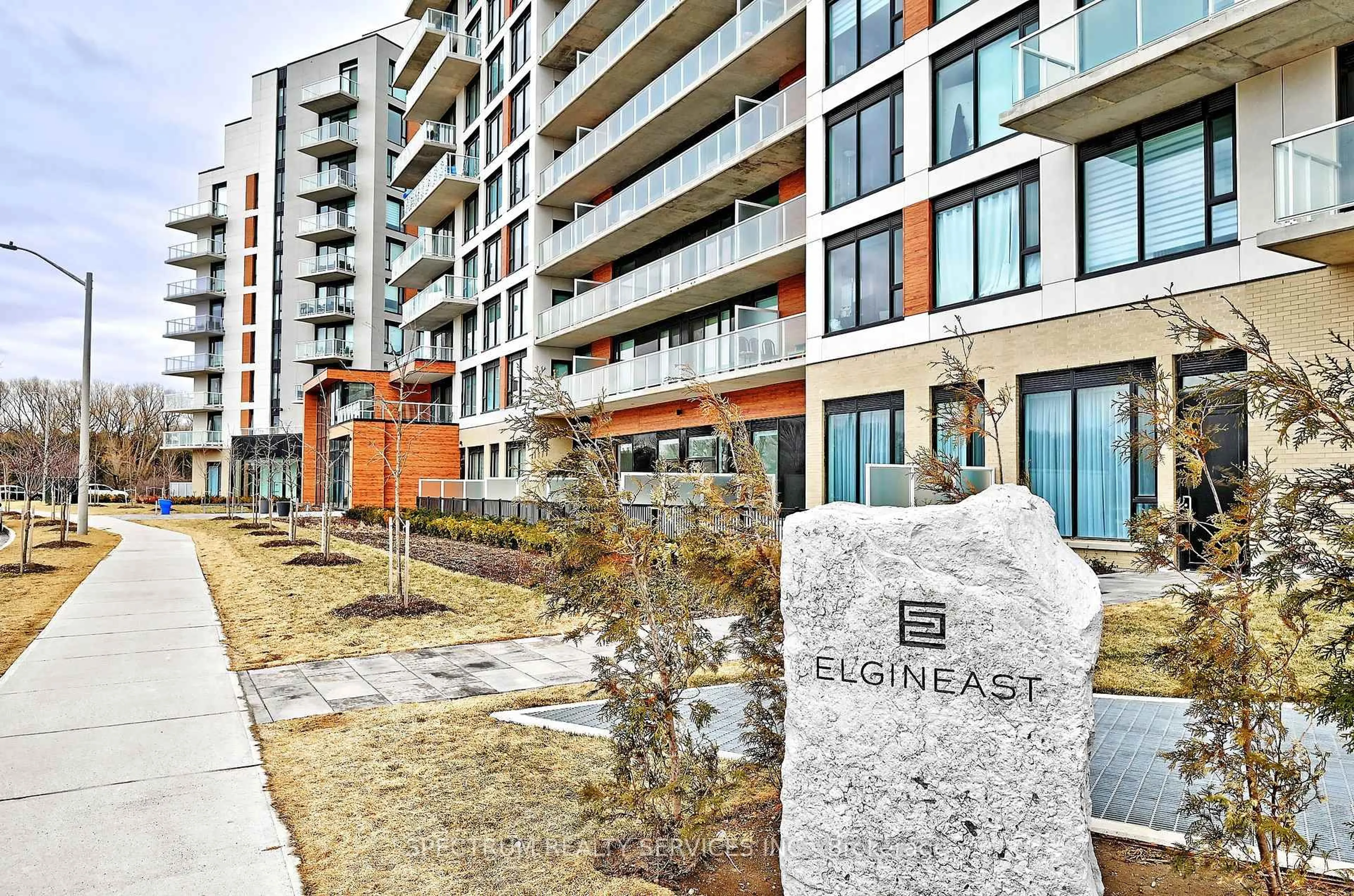 Indoor entryway for 2 David Eyer Rd #1028, Richmond Hill Ontario L4S 0N6