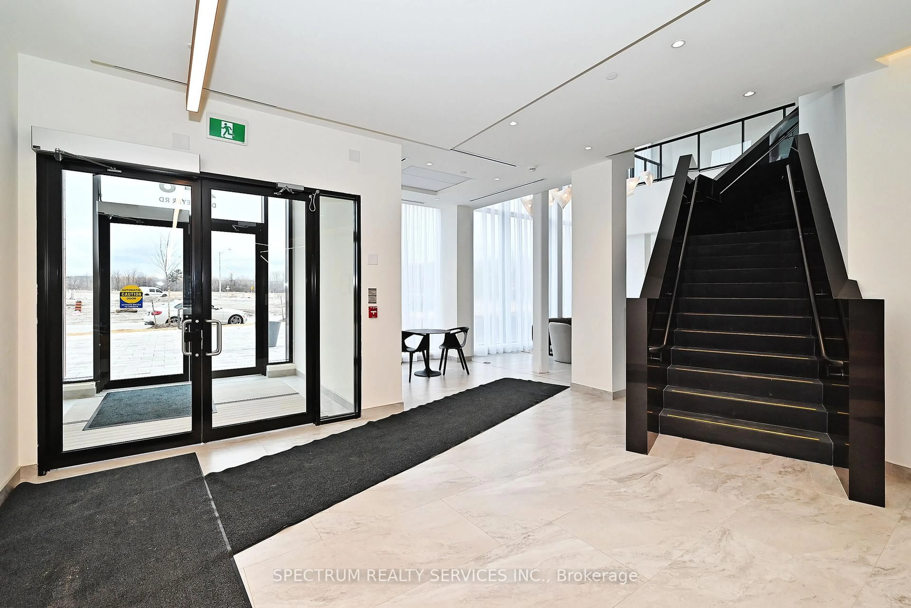 Indoor foyer for 2 David Eyer Rd #1028, Richmond Hill Ontario L4S 0N6
