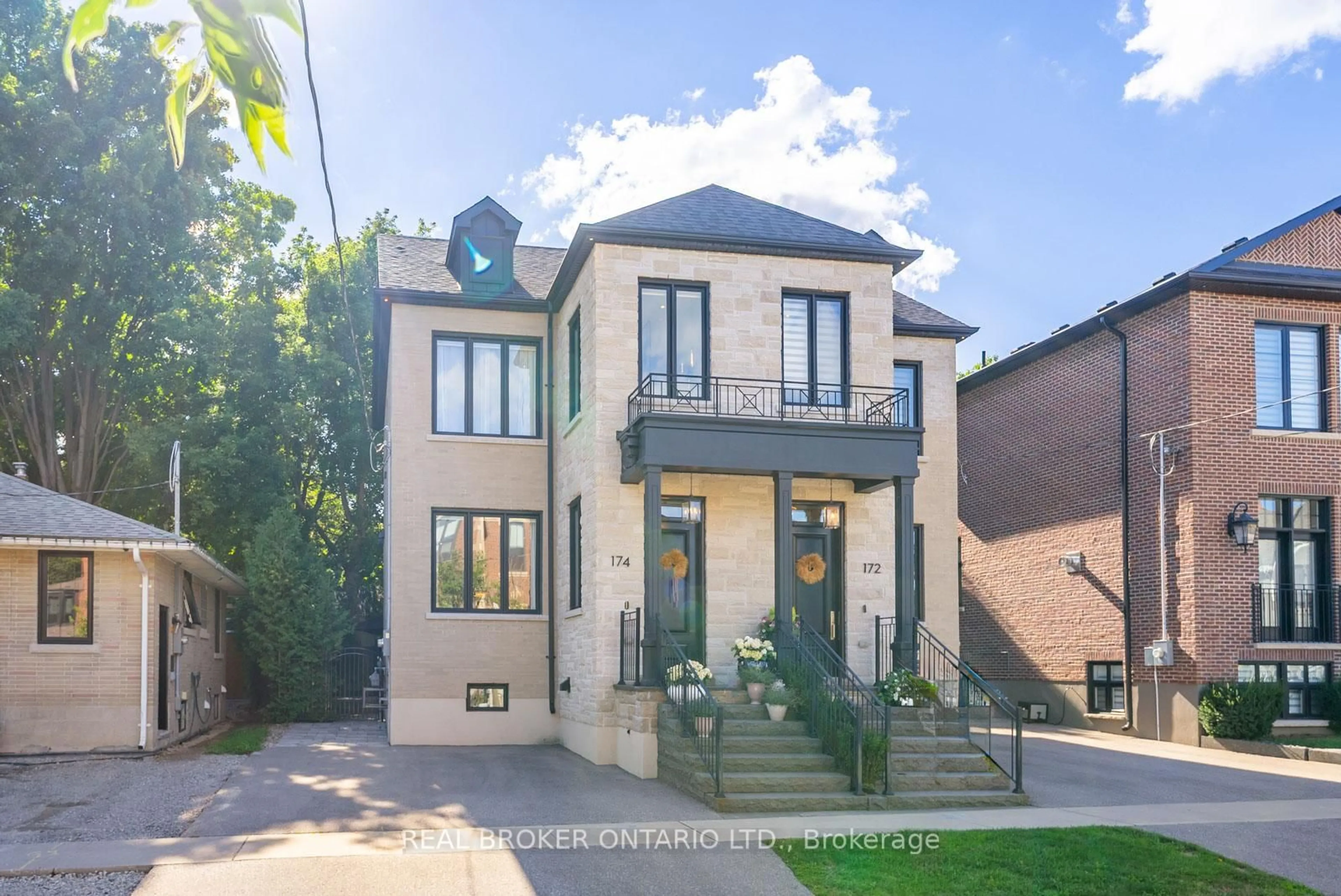 Home with brick exterior material, street for 172-174 Victoria St, Newmarket Ontario L3Y 4E1