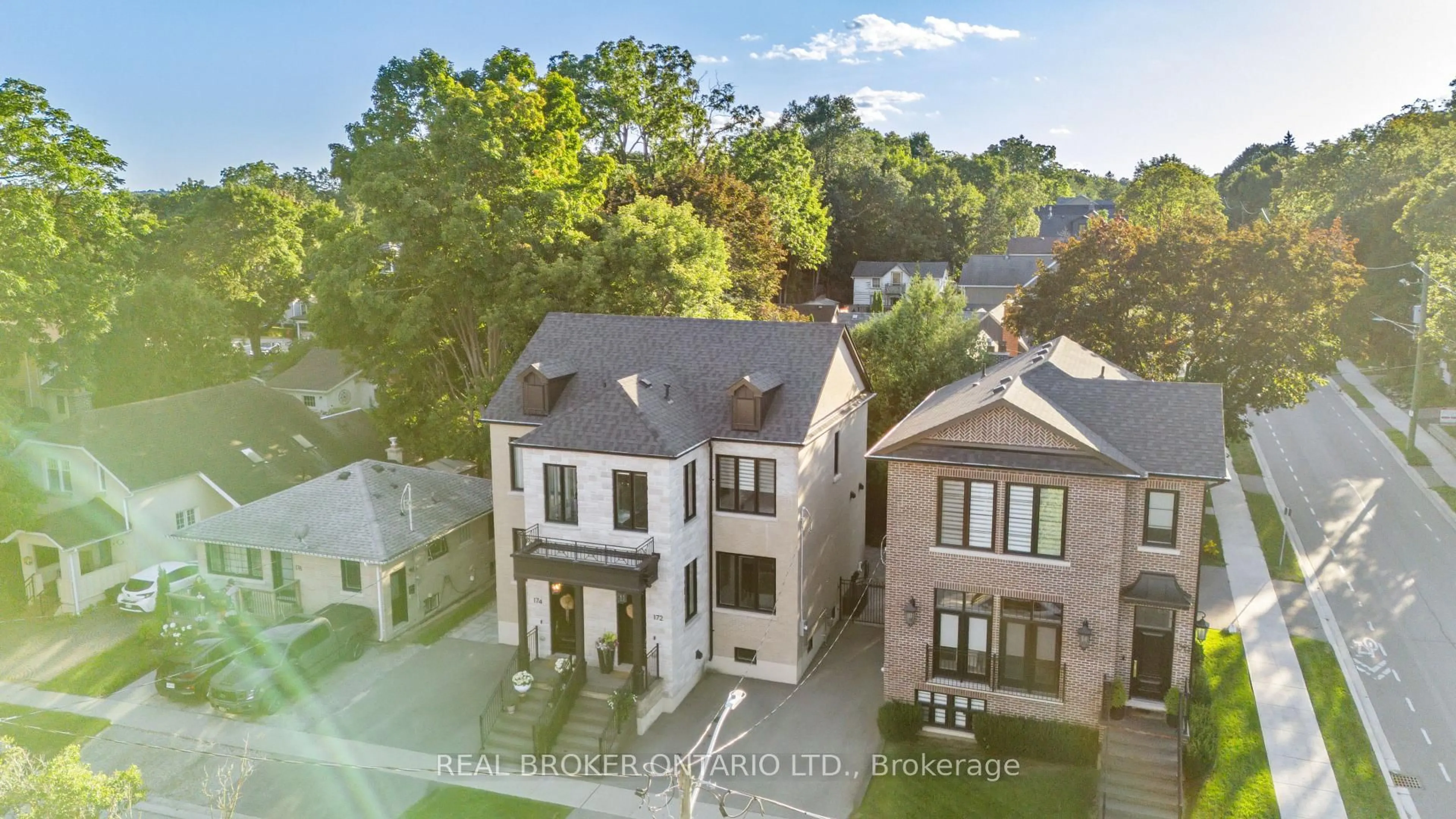 A pic from outside/outdoor area/front of a property/back of a property/a pic from drone, street for 172-174 Victoria St, Newmarket Ontario L3Y 4E1