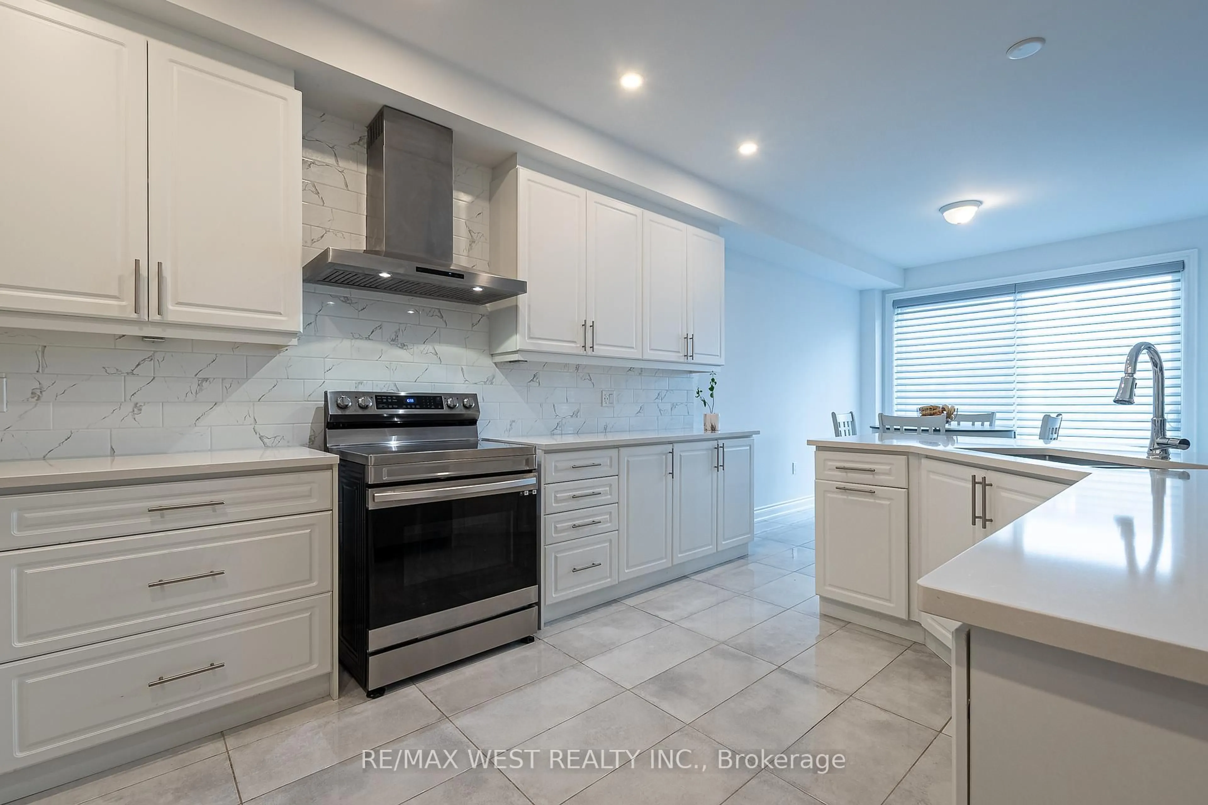 Open concept kitchen, ceramic/tile floor for 9 Kiernan Cres, New Tecumseth Ontario L9R 0V4