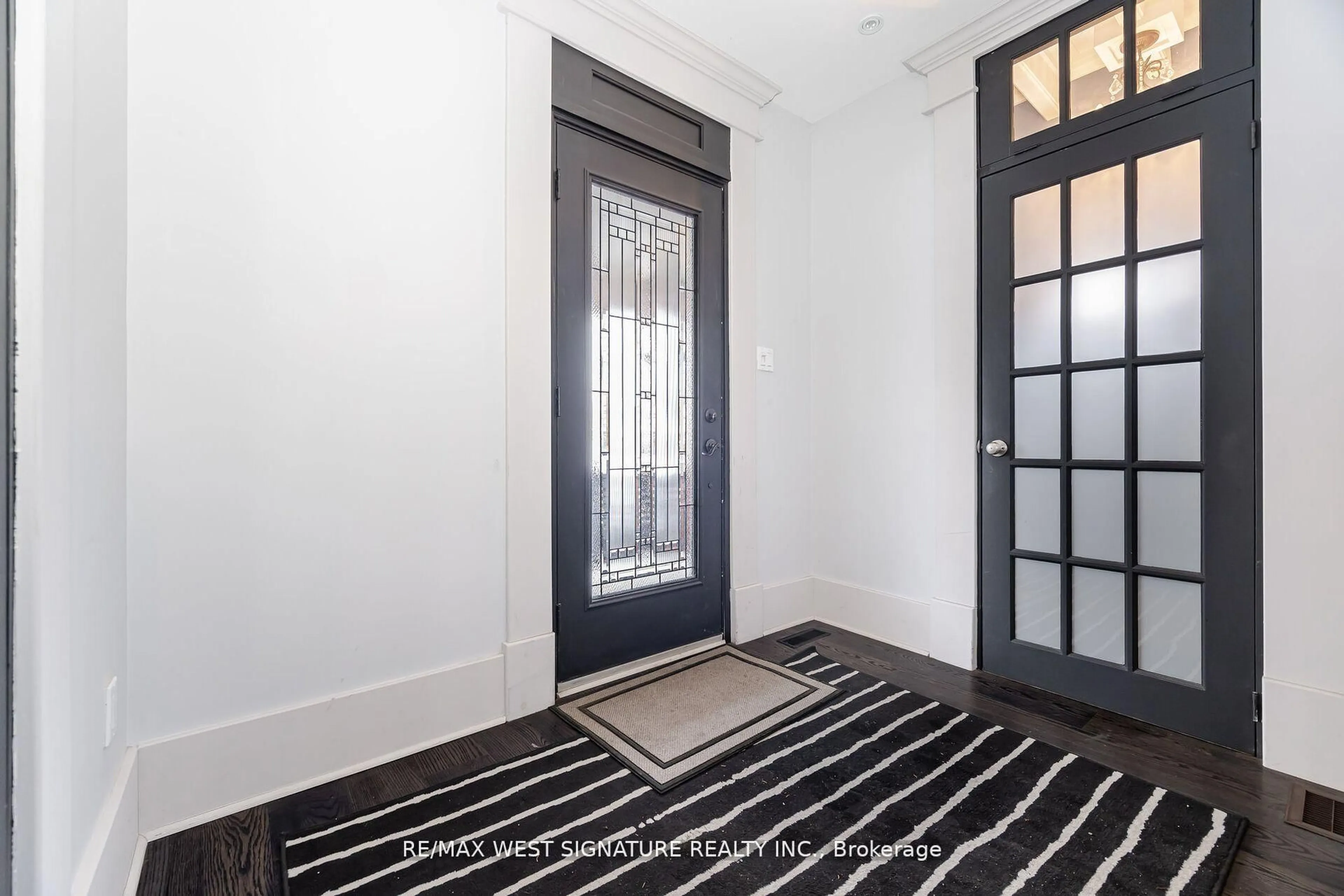 Indoor entryway for 195 Victoria St, New Tecumseth Ontario L9R 1H6
