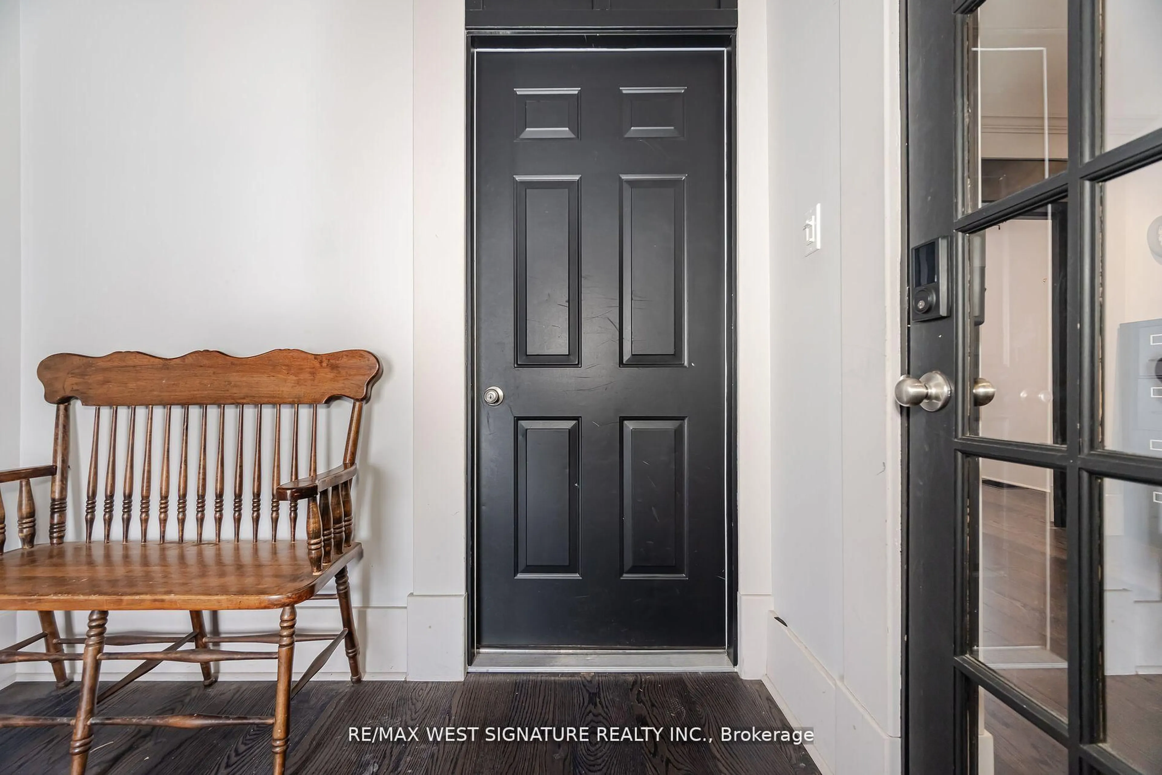 Indoor entryway for 195 Victoria St, New Tecumseth Ontario L9R 1H6