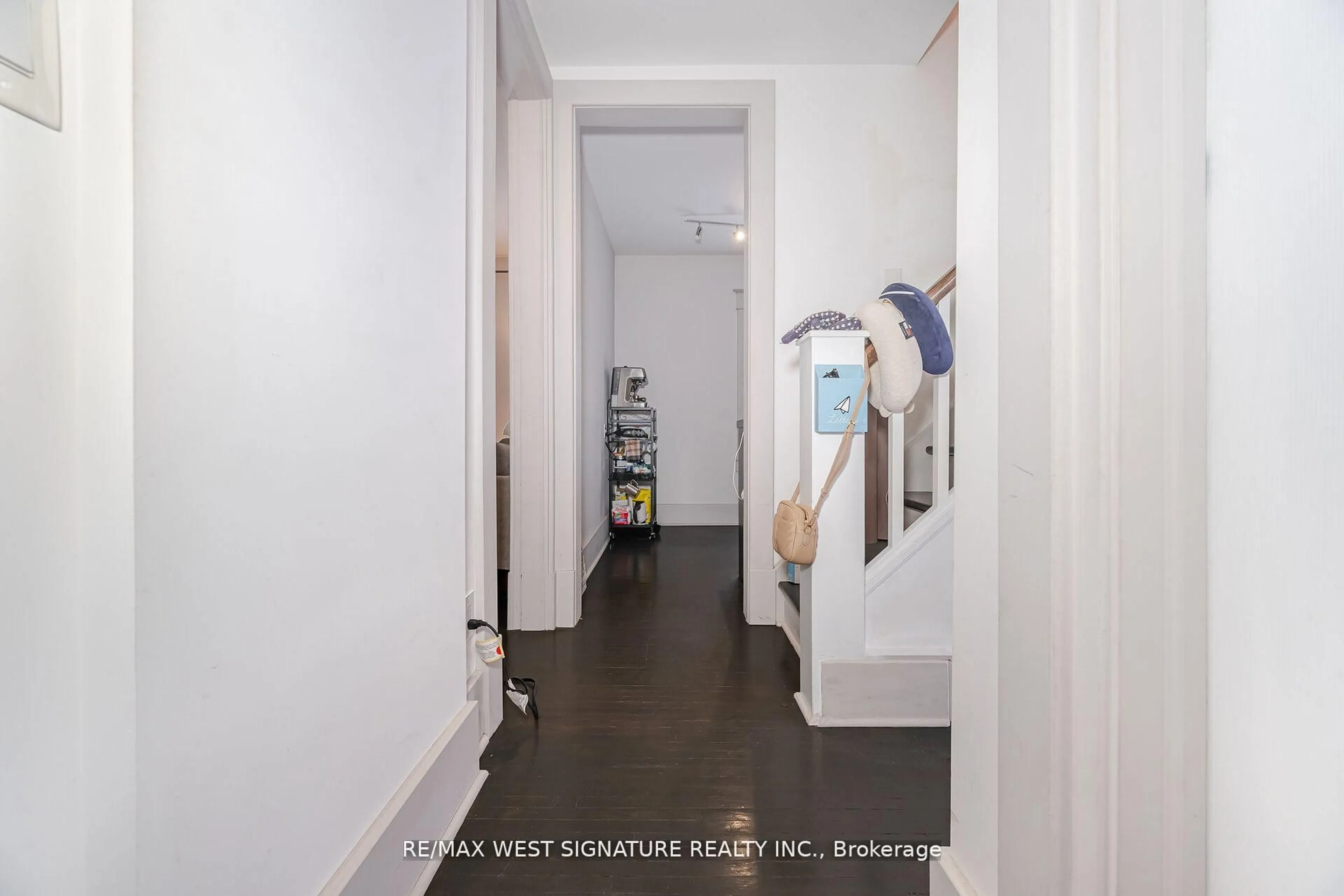 Indoor entryway for 195 Victoria St, New Tecumseth Ontario L9R 1H6