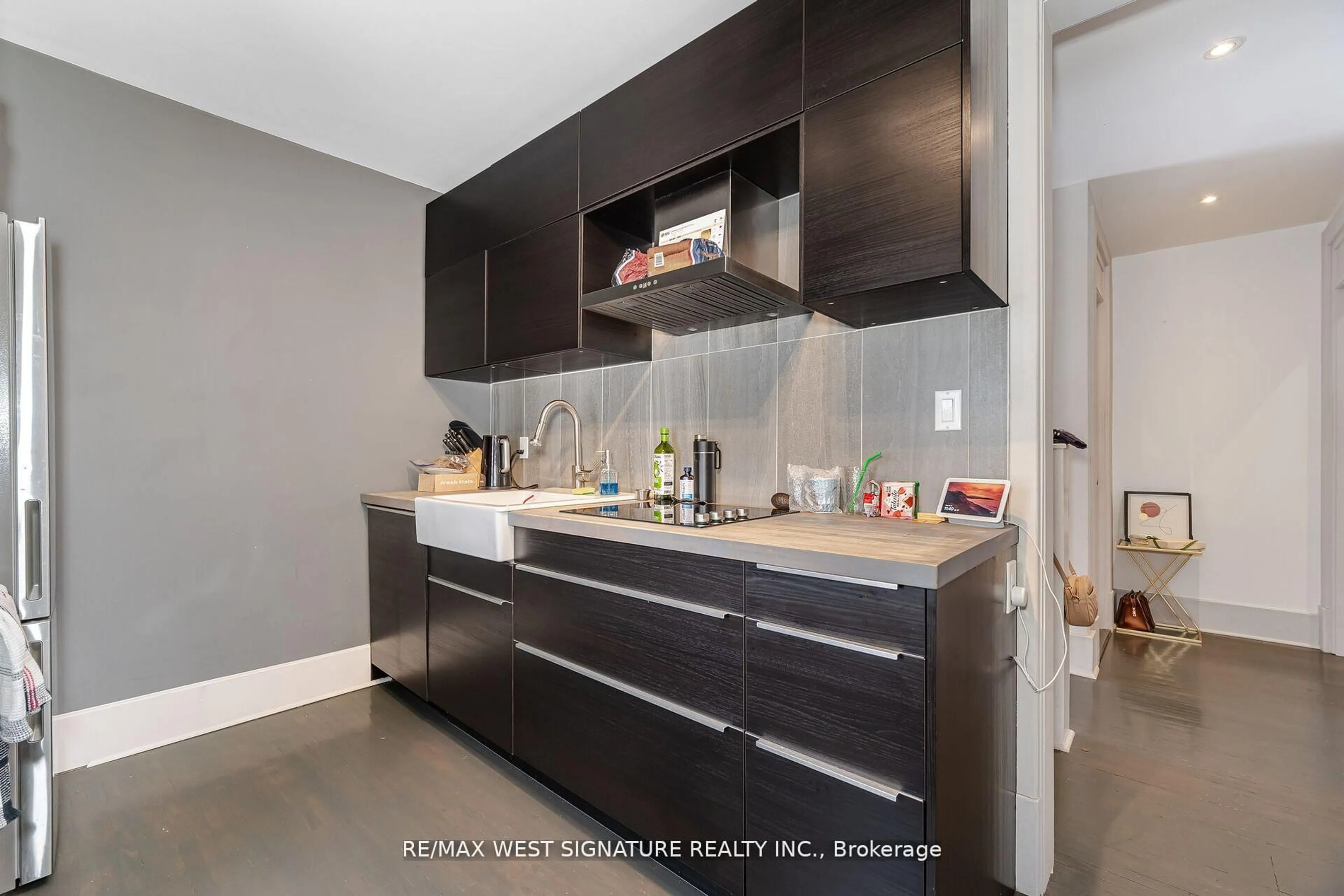 Contemporary kitchen, ceramic/tile floor for 195 Victoria St, New Tecumseth Ontario L9R 1H6