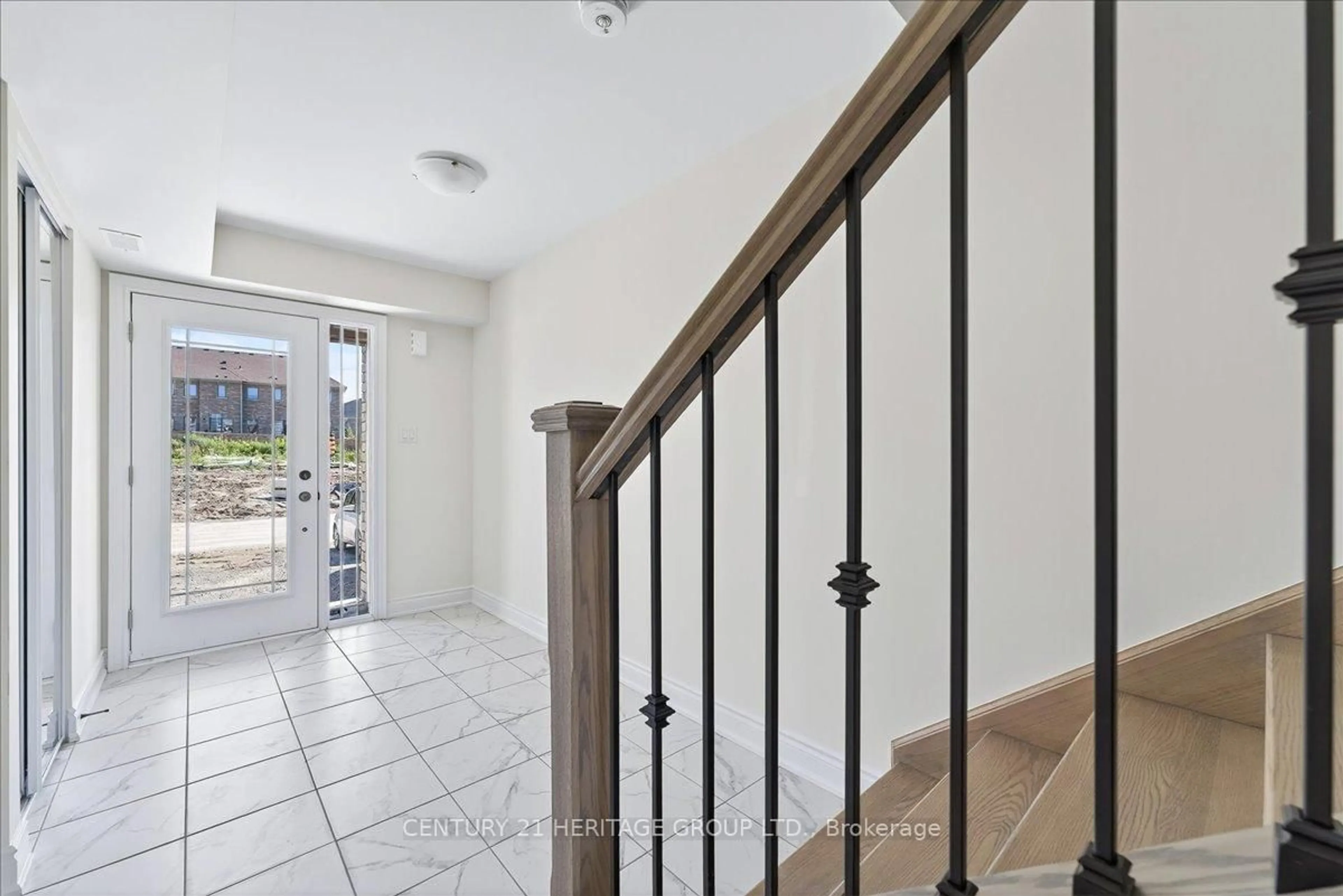 Indoor entryway for 6 Elgin Crt, Bradford West Gwillimbury Ontario L3Z 4R1