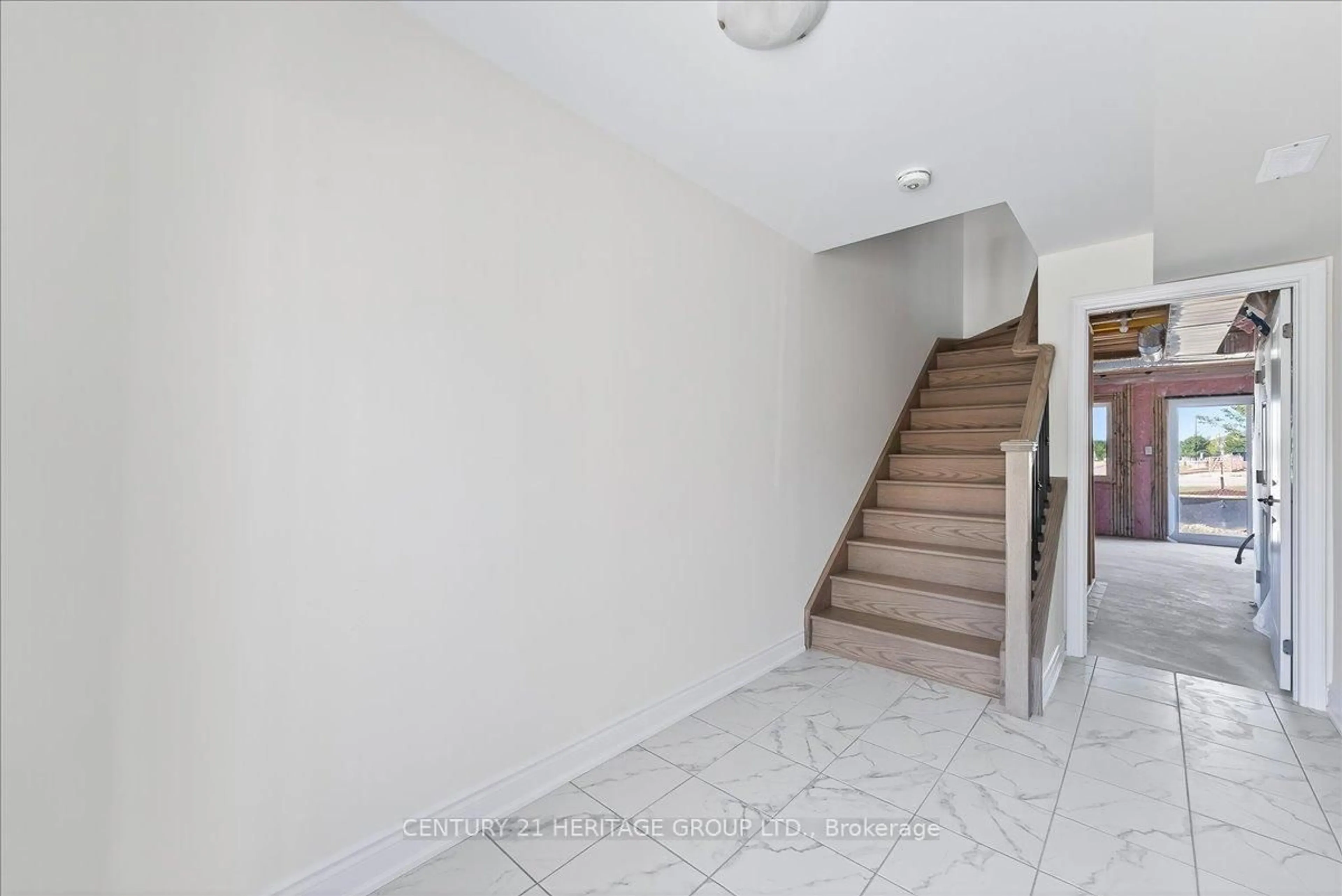 Indoor foyer for 6 Elgin Crt, Bradford West Gwillimbury Ontario L3Z 4R1
