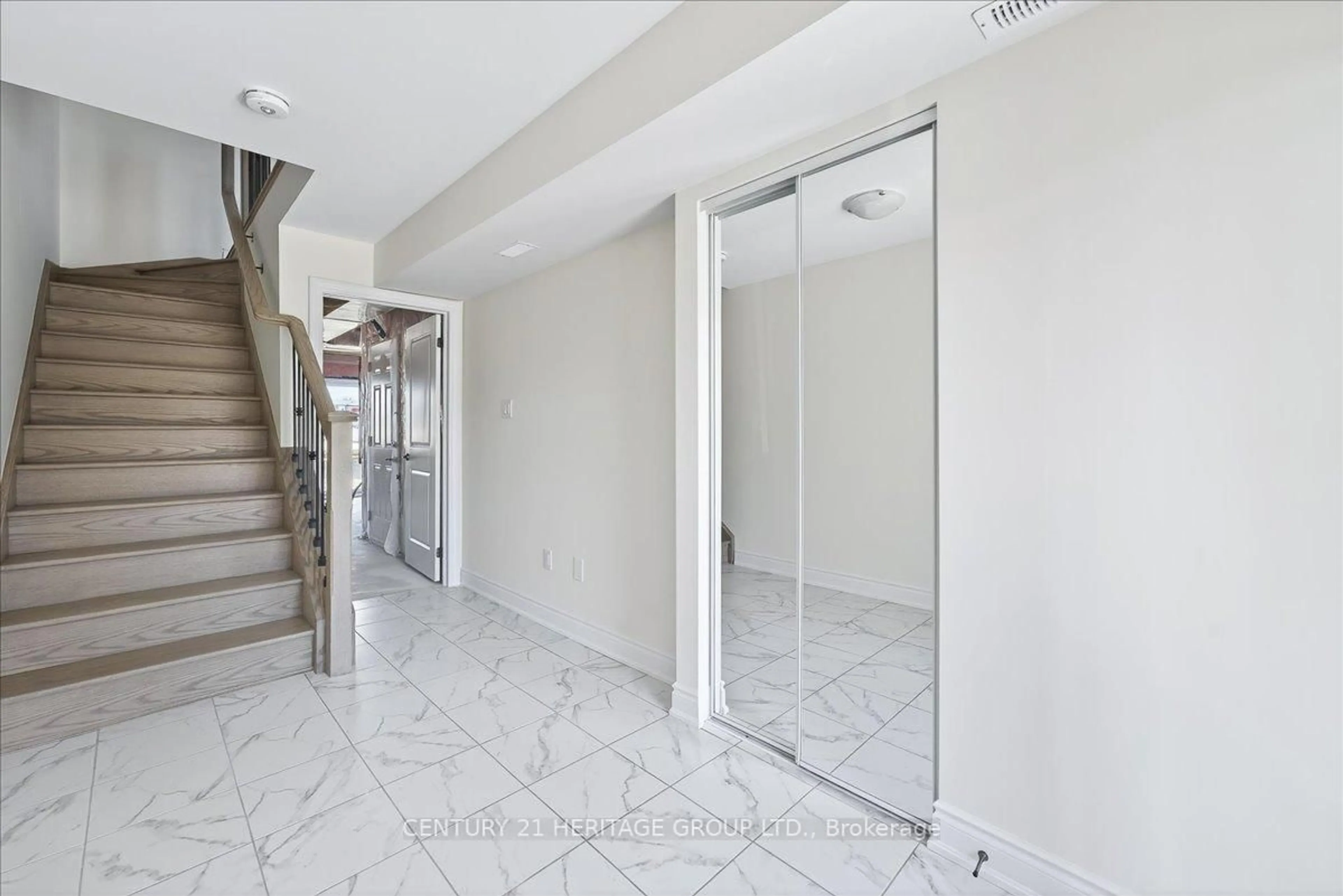 Indoor foyer for 6 Elgin Crt, Bradford West Gwillimbury Ontario L3Z 4R1