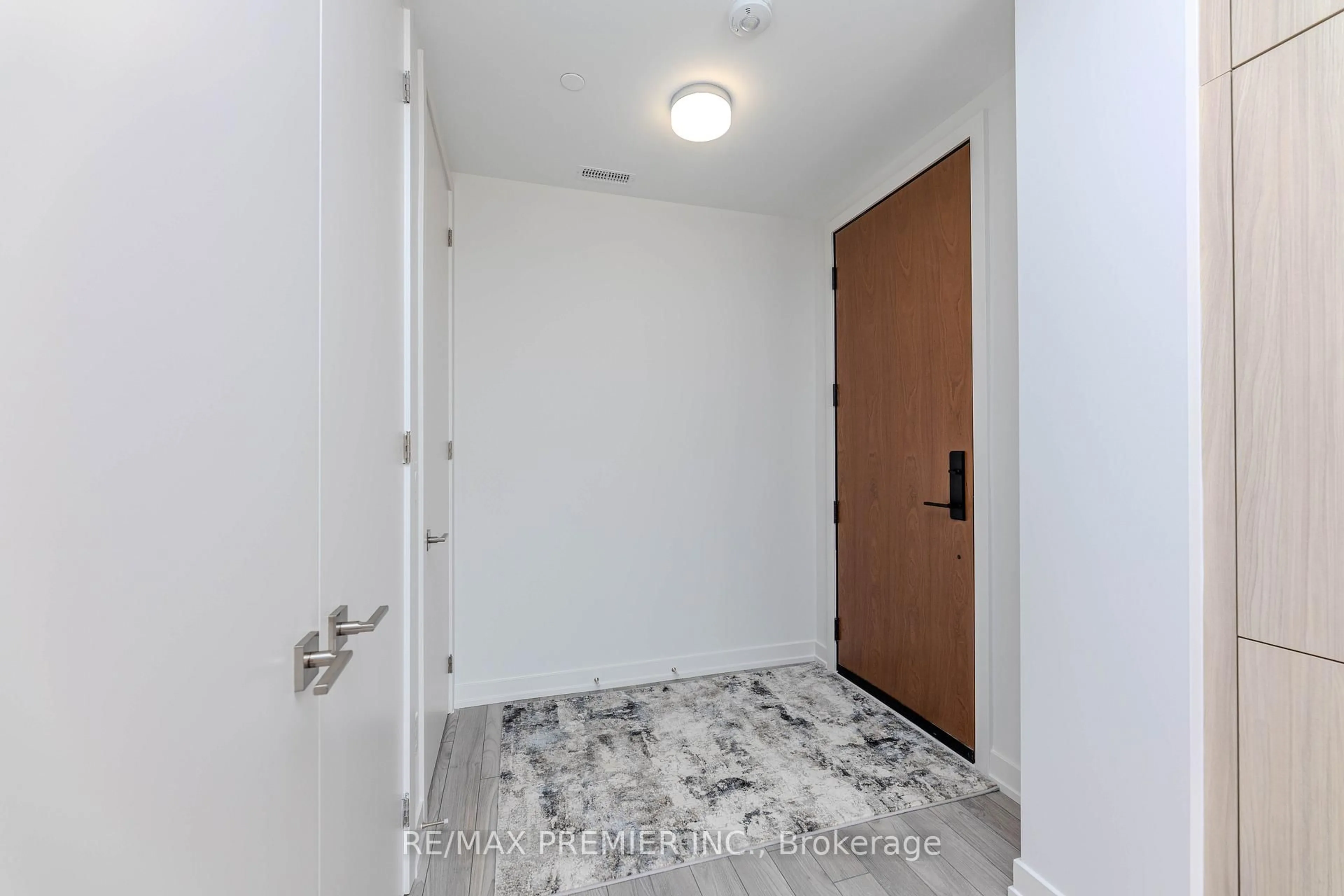 Indoor entryway for 2 Red Squirrel Lane #109, Richmond Hill Ontario L4S 0P5